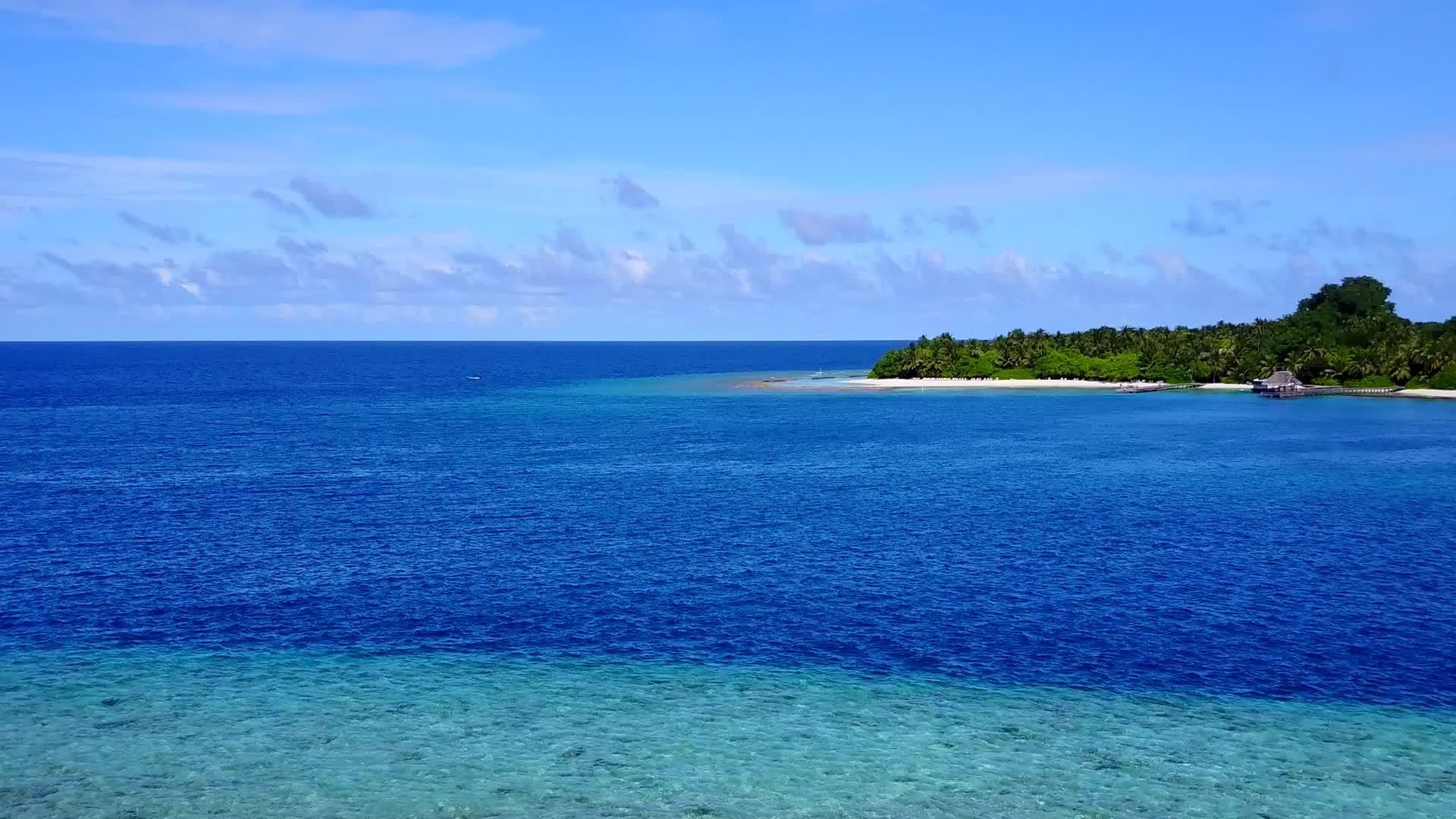 白沙背景浅海热带海岸海滩旅中无人机风景视频的预览图