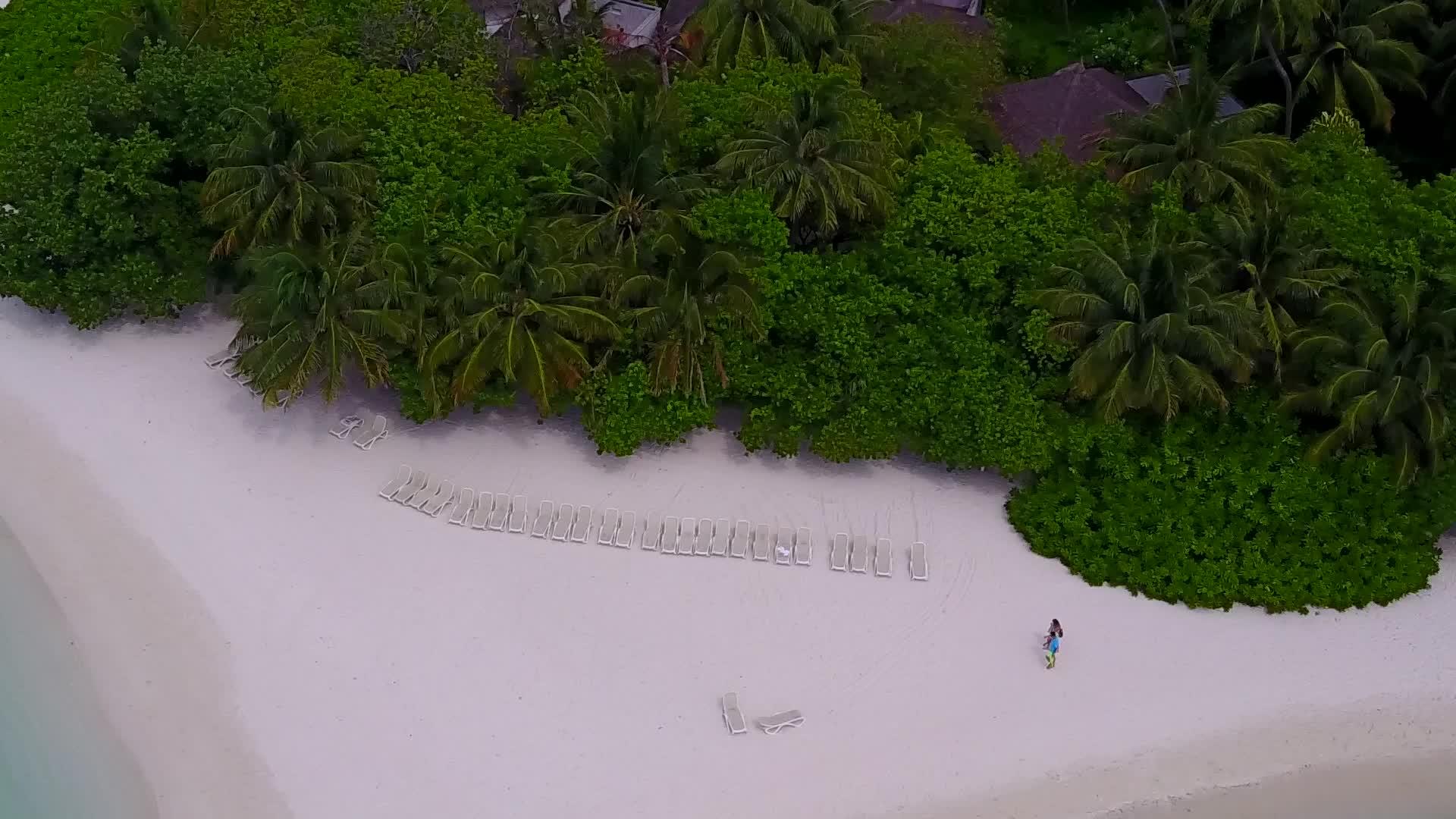 蓝色环礁湖的蓝沙背景照亮了明亮的沙背景视频的预览图