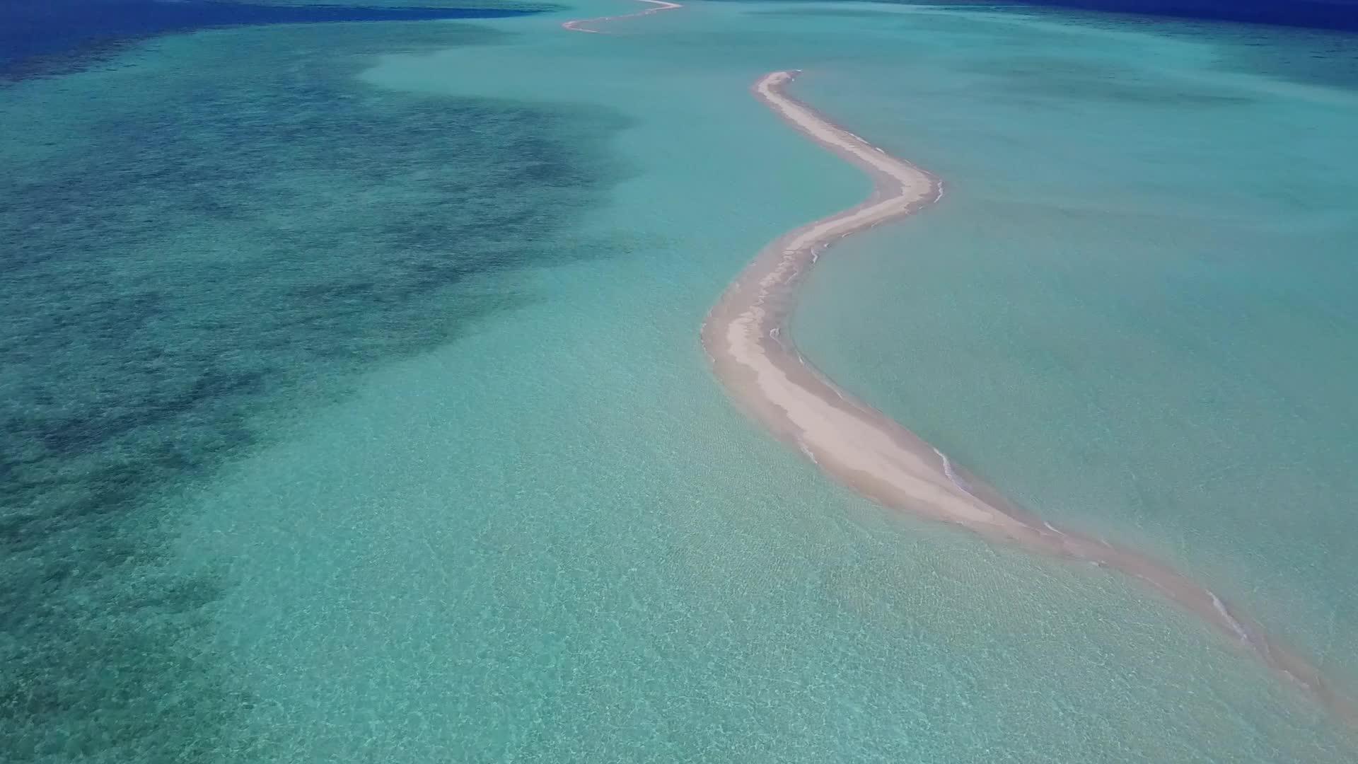 完美的海湾海滩时间由蓝色水和白色沙滩背景的蓝色水组成视频的预览图