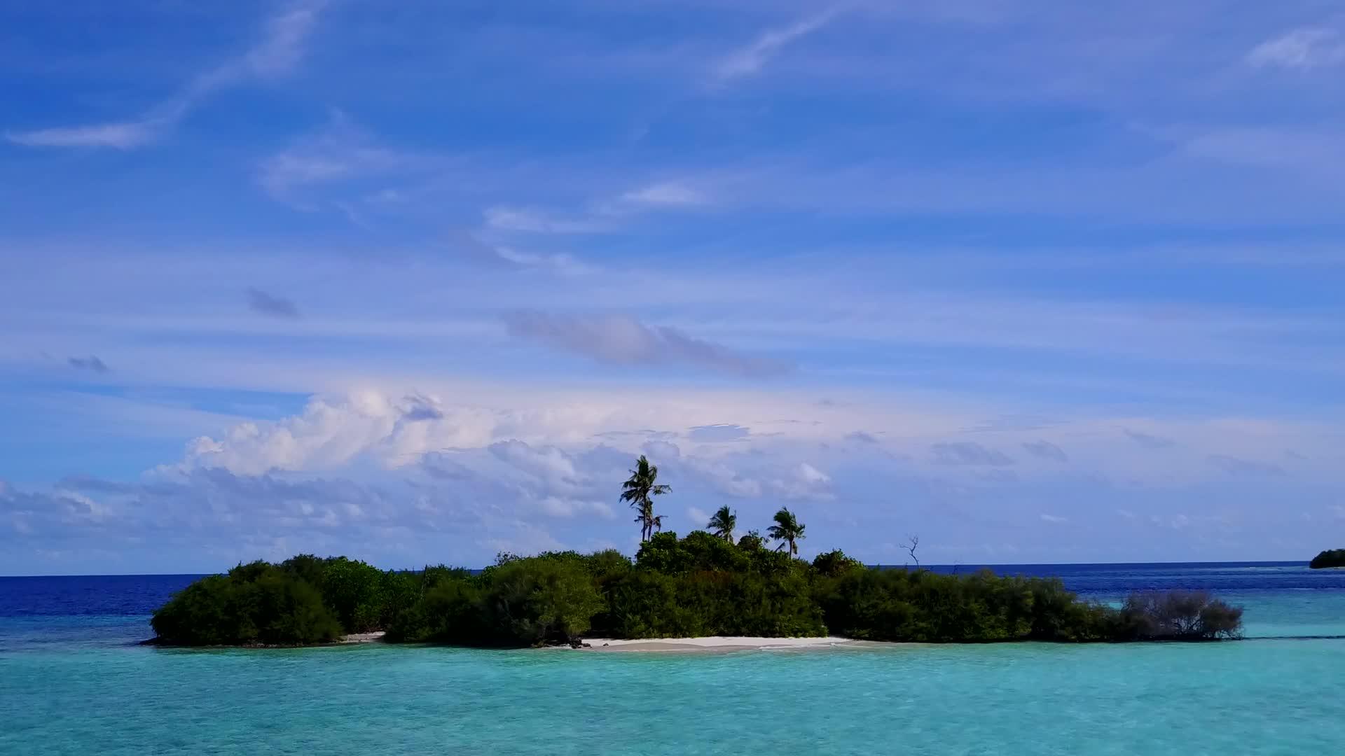无人海滩度假的无人驾驶飞机背景是清海和白色沙底视频的预览图
