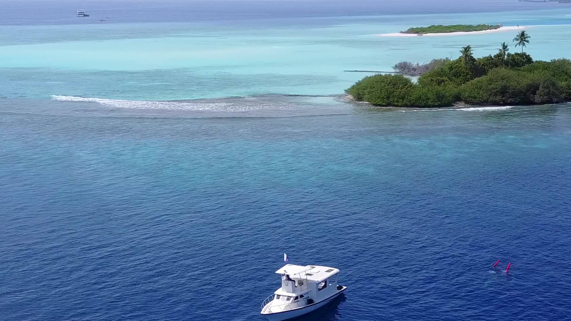 豪华海岸海滩冒险旅行以透明环礁湖和白色沙沙为背景视频的预览图