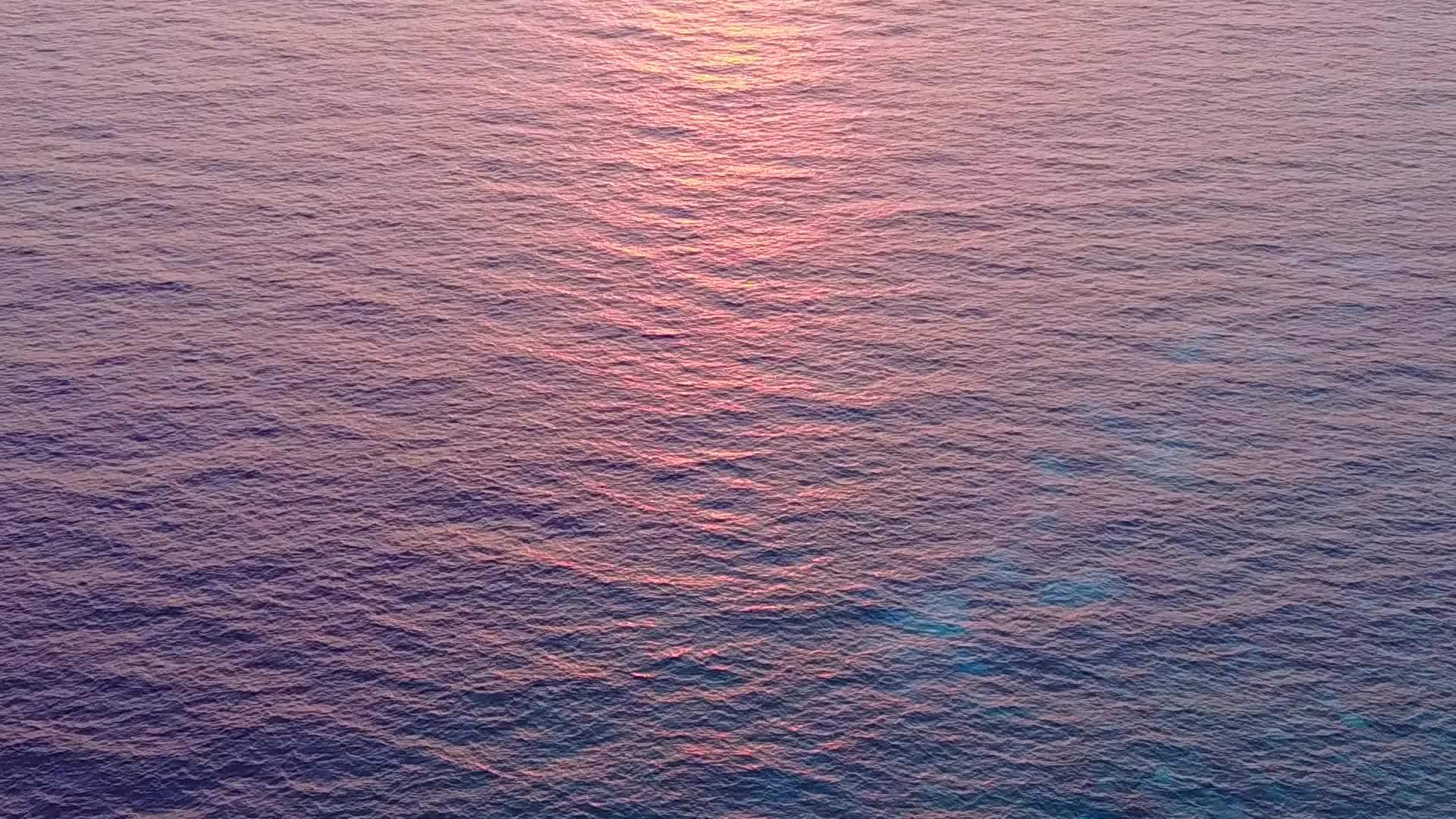 以蓝海和白沙为背景美丽的旅游海滩度假视频的预览图