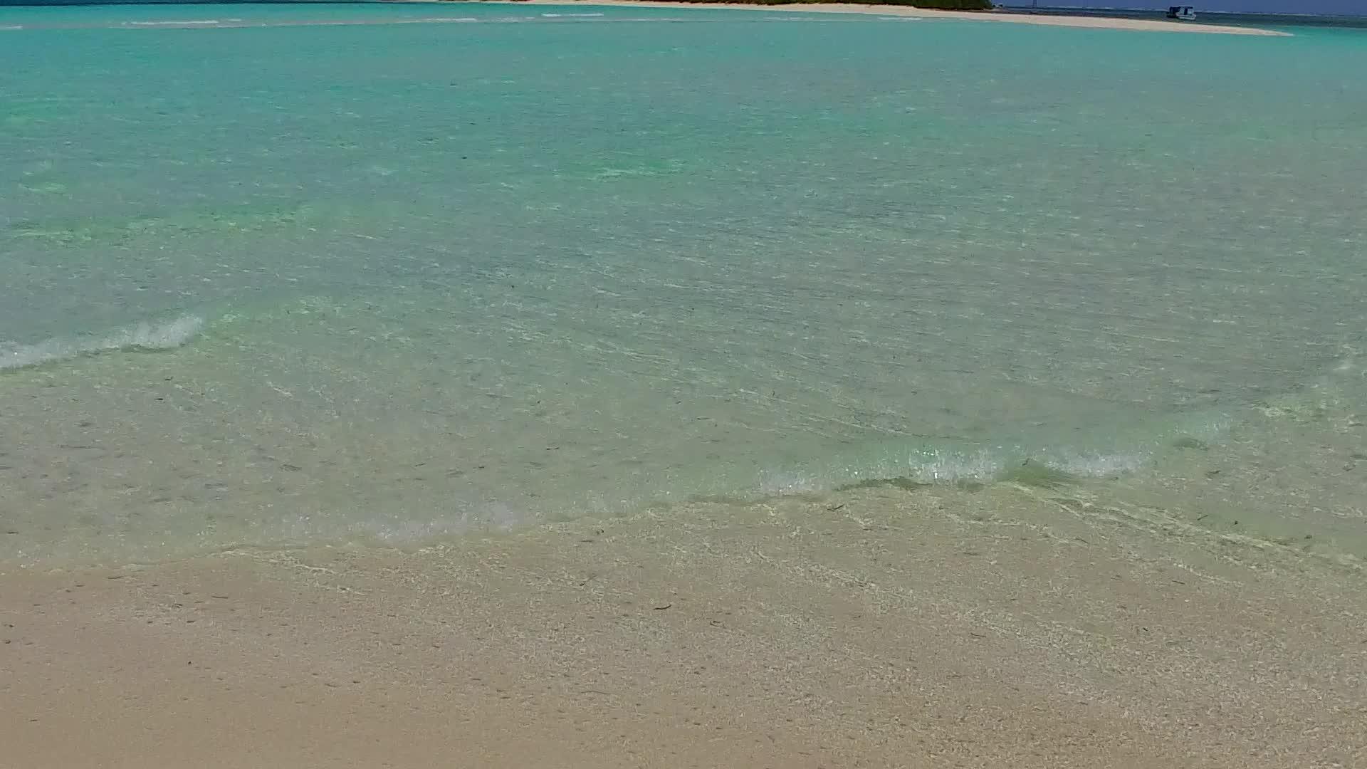 完美的海岸海滩度假蓝绿色的水和清洁的海滩背景视频的预览图