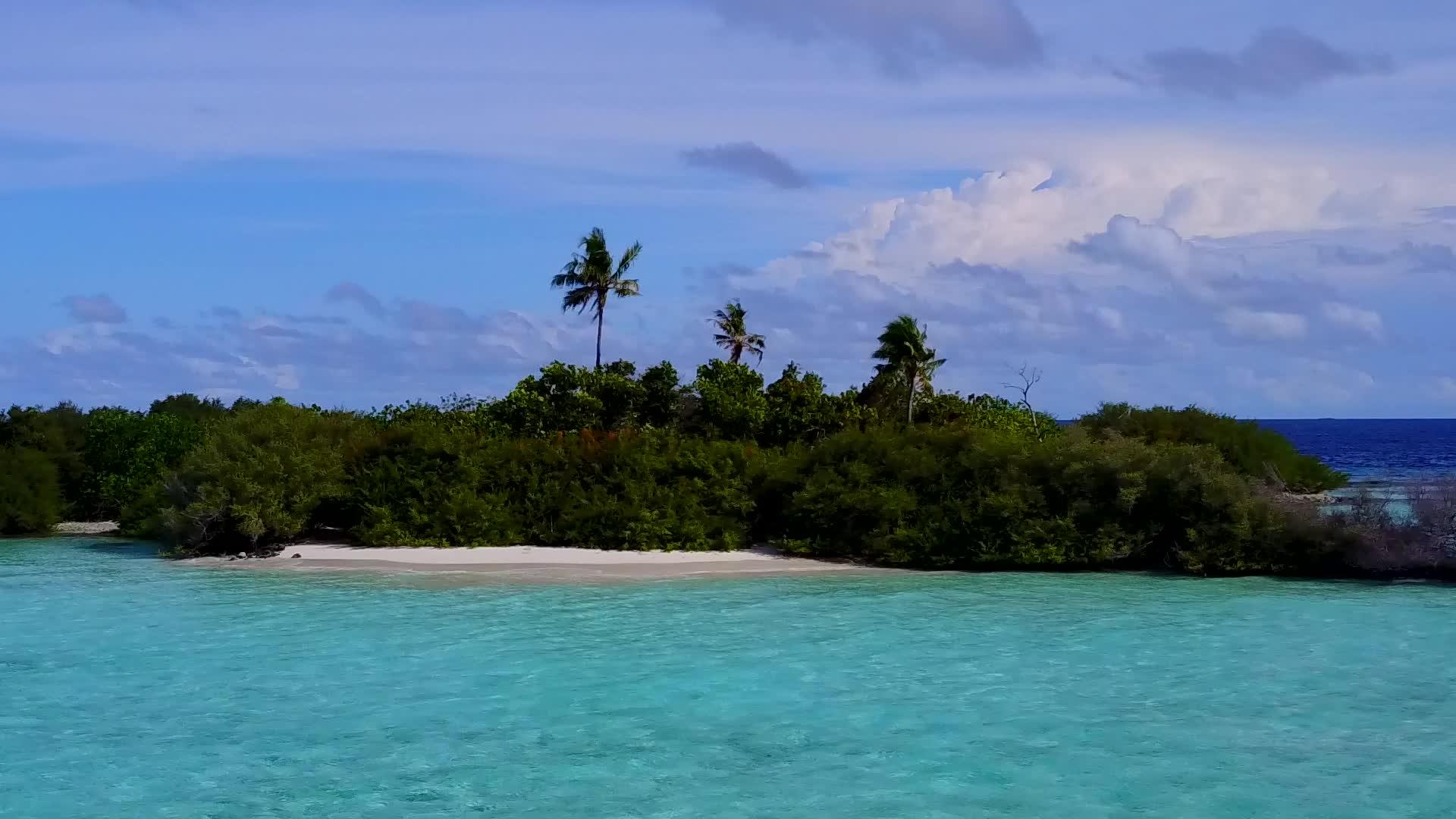 在蓝色环礁湖和白色海滩的背景下观察豪华海滩时间的旅行视频的预览图