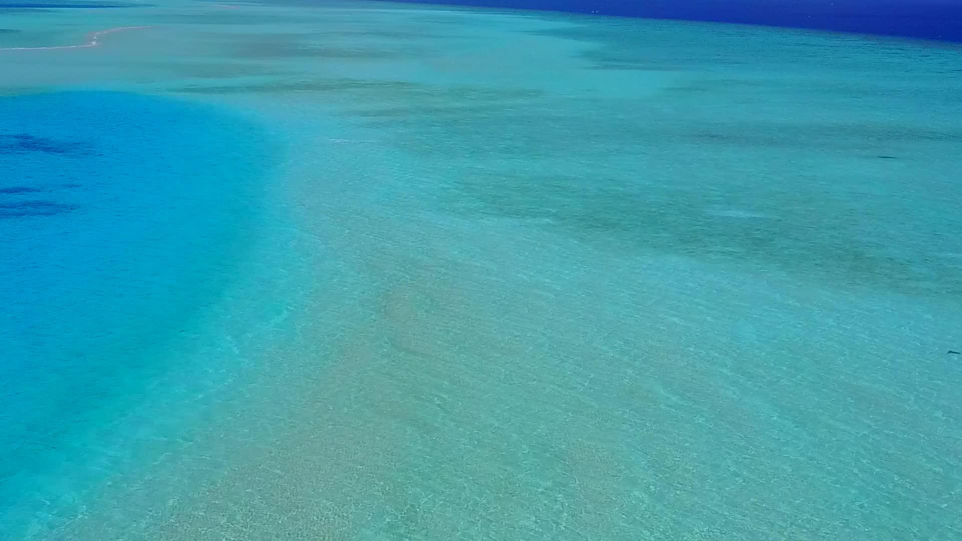 绿松石环礁湖和白沙沙沙滩航行的空中旅游视频的预览图