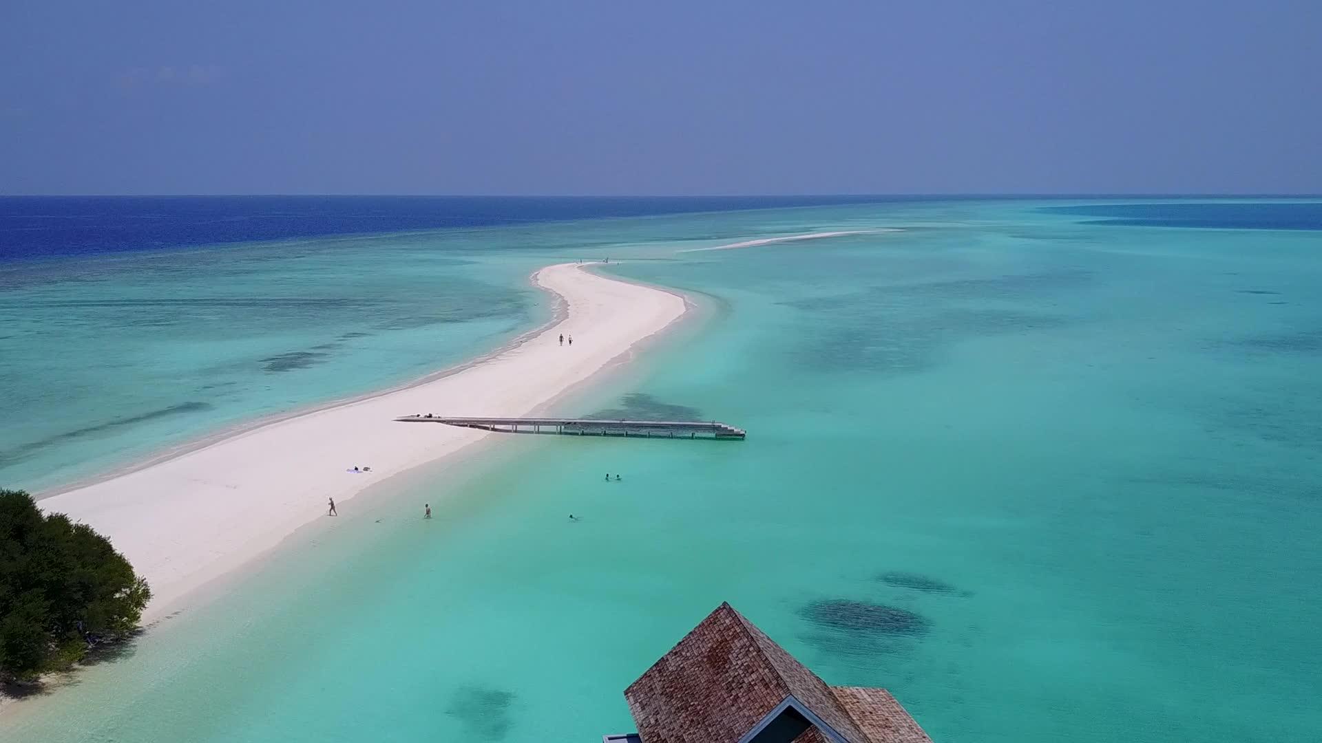 白色沙滩背景下的绿色海洋风浪奇异岛屿海滩度假空中海景视频的预览图