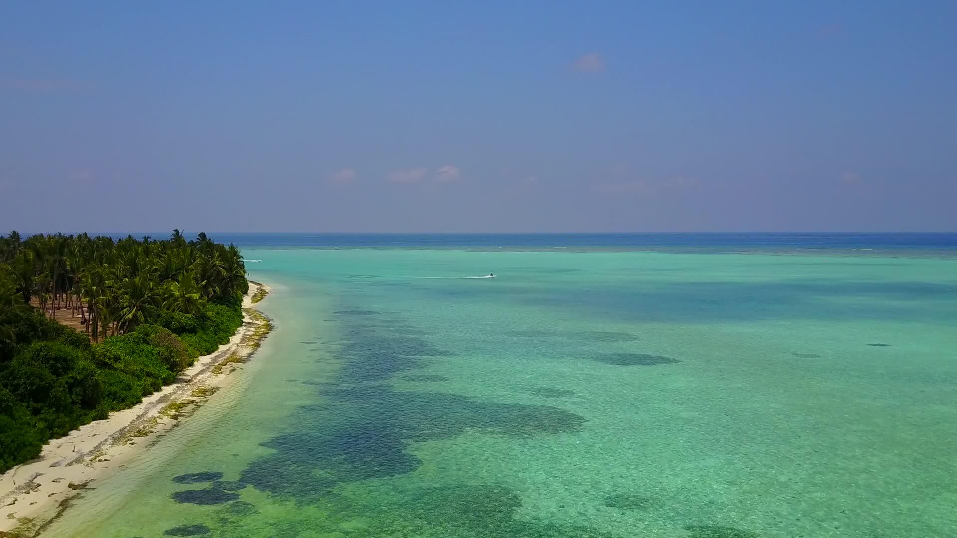 异国海滩的生活方式通过蓝海和浅沙的蓝海进行视频的预览图