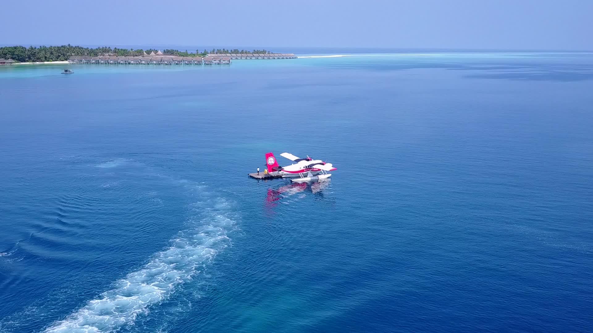 水蓝环礁湖和白色沙滩背景的自然度假胜地海滩时间视频的预览图