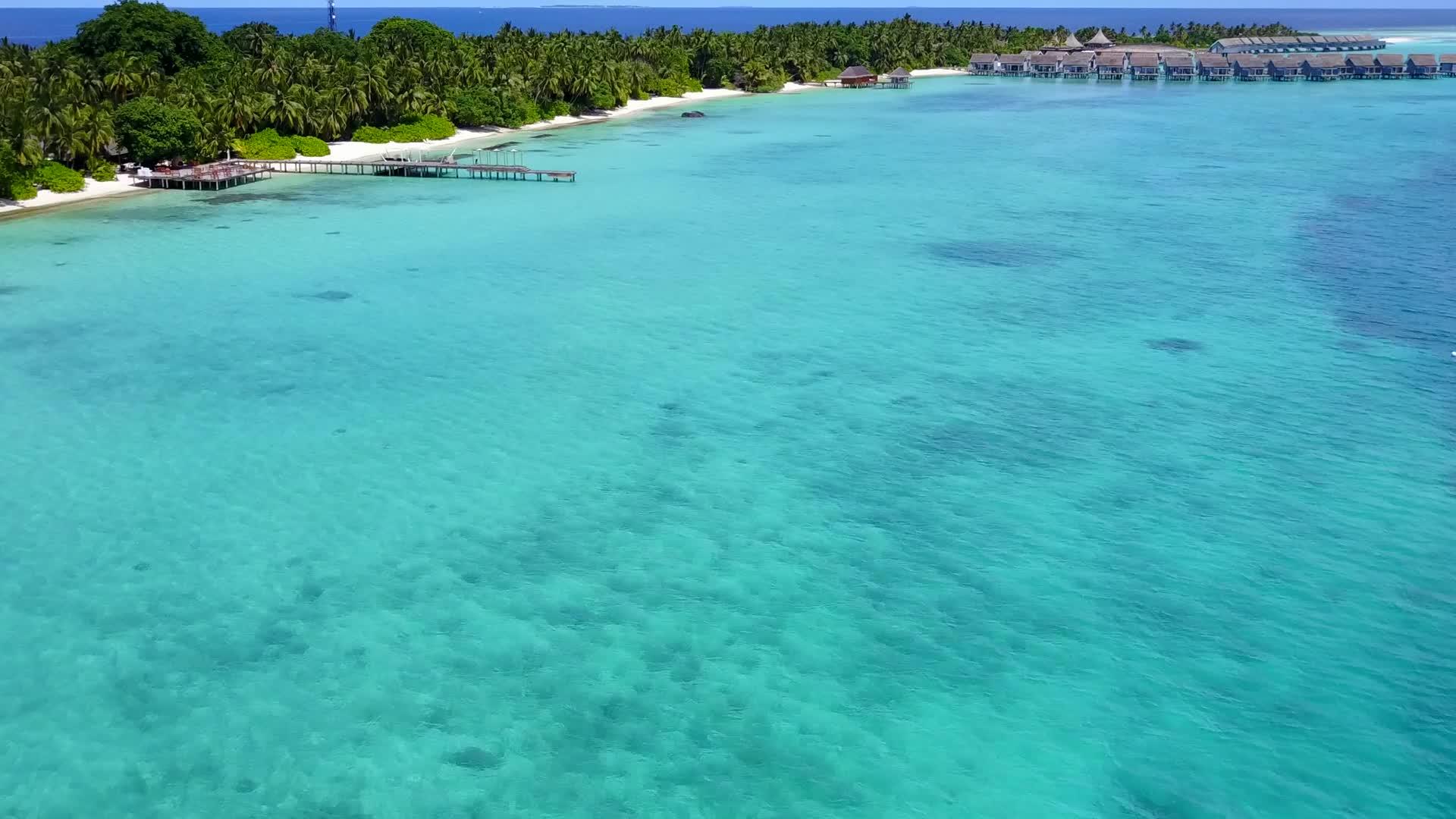 在海边海滩度假期间使用清水和干净的海滩背景视频的预览图