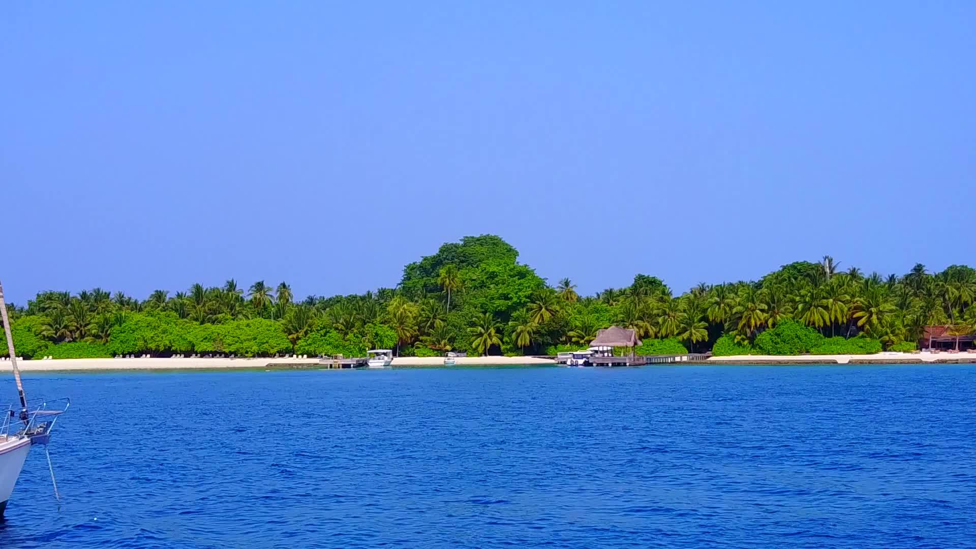 热带海景图案以蓝水和白沙为背景视频的预览图