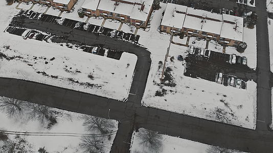 冬天无人飞机在郊区附近低空飞行视频的预览图