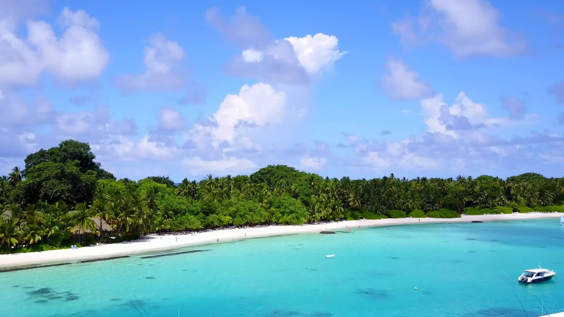 以白沙为背景的浅海海滩之旅观察天堂海的空中无人驾驶视频的预览图