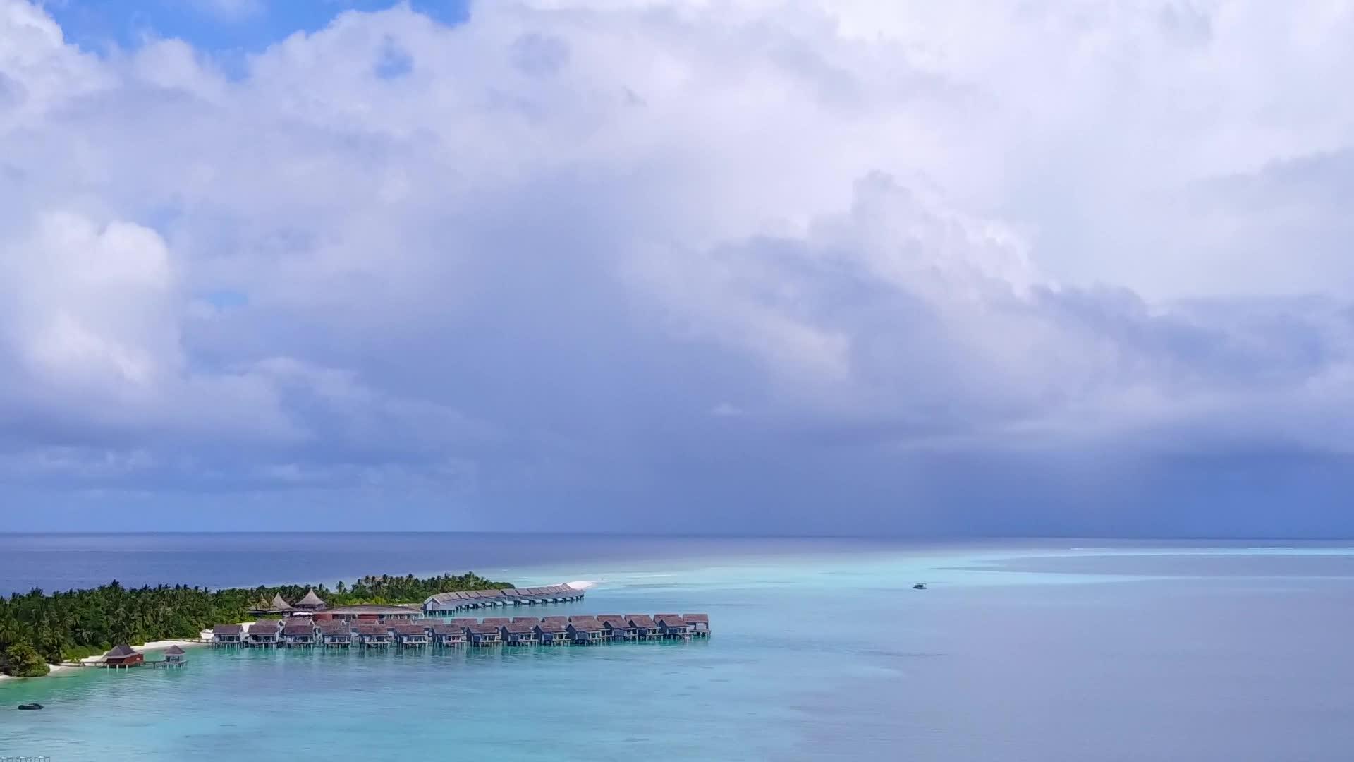 在蓝色环礁和白色环礁的背景下旅行视频的预览图
