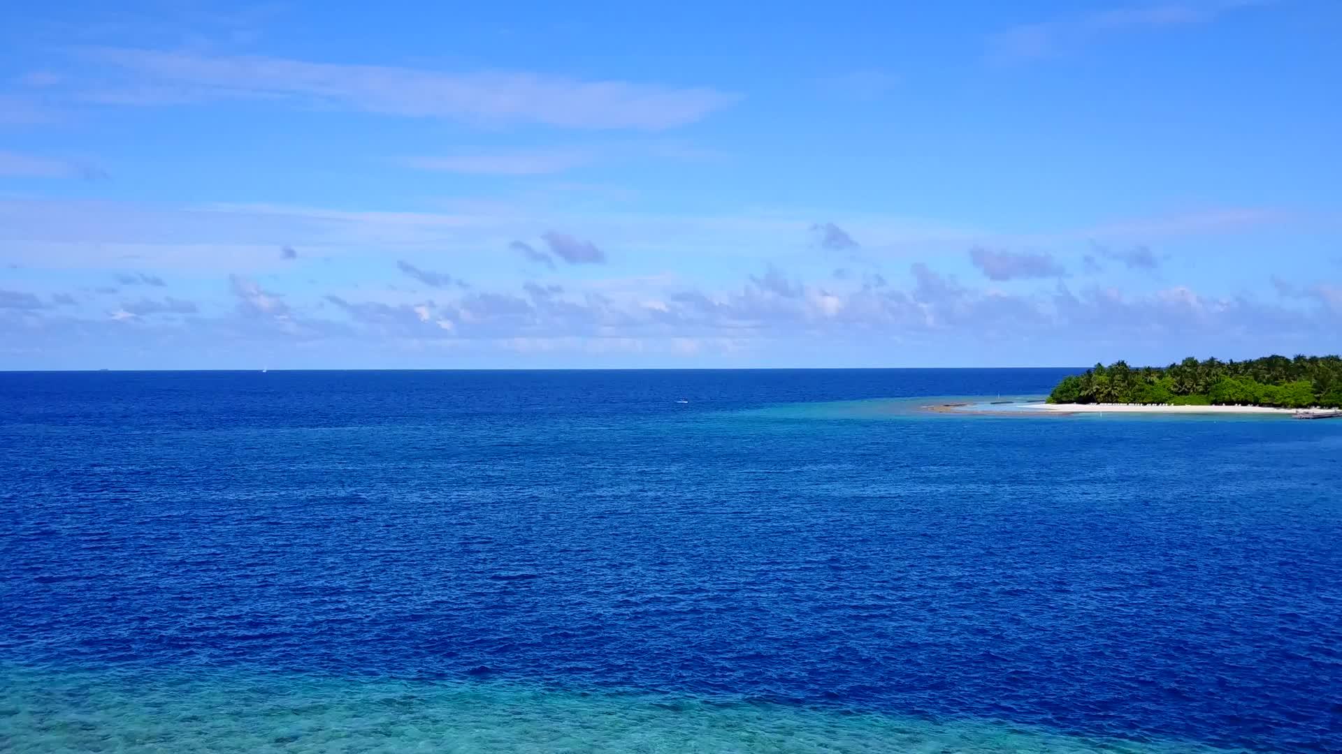 白沙背景蓝海异国情调海滩之旅无人机空中摘要视频的预览图