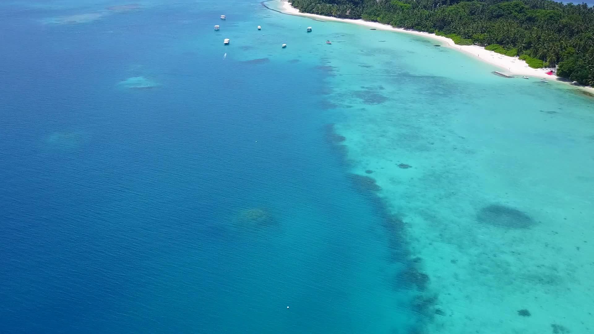 浅环礁湖和白色色海滩背景海洋海岸海滩假日空中视野抽象抽象视频的预览图
