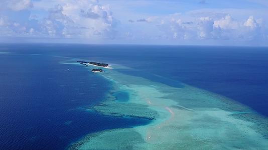 蓝色的绿色水域和浅沙背景的豪华岛屿海滩时空空间视频的预览图