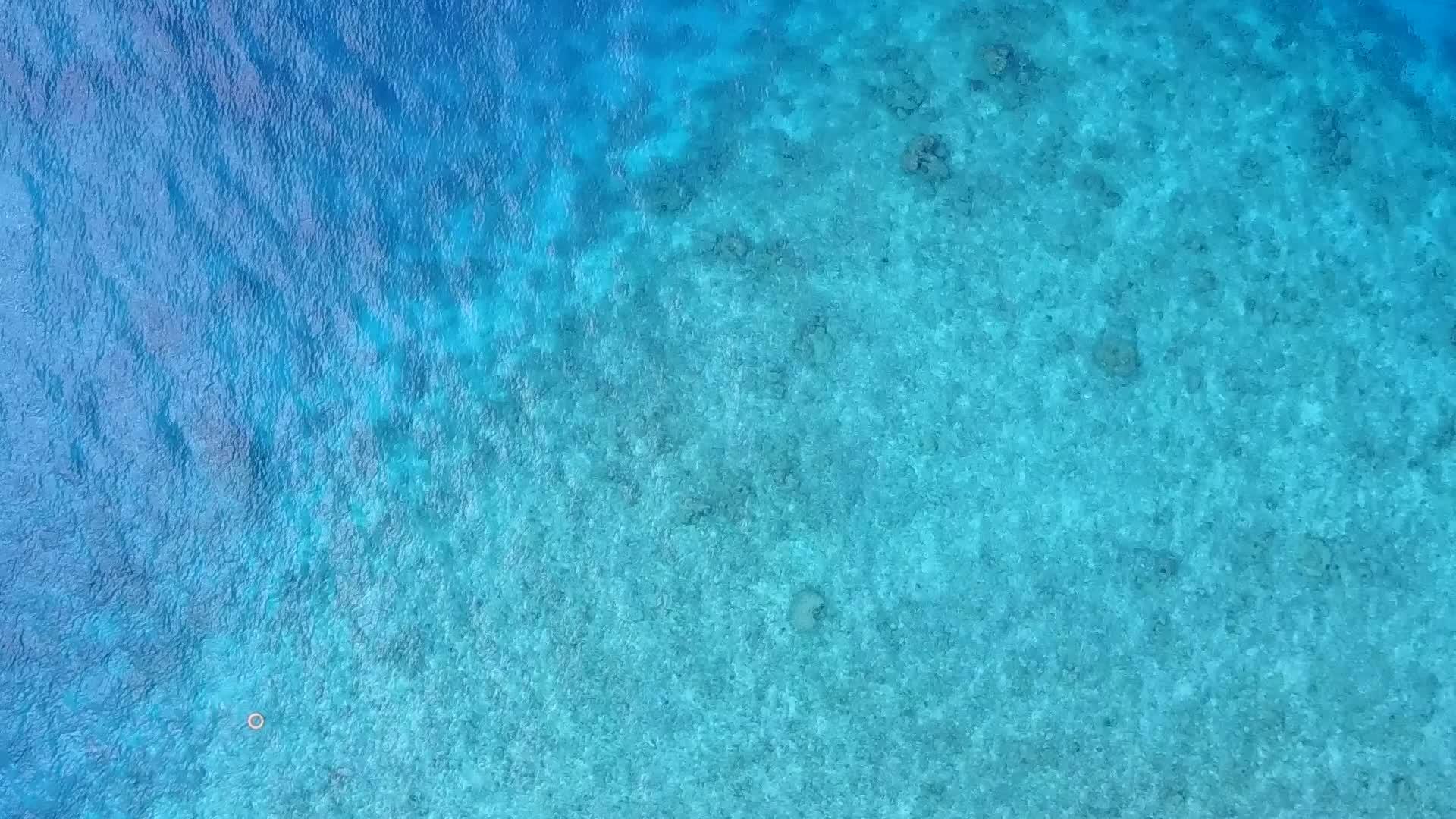 白色沙底蓝色绿色海洋异国情调的海湾海滩航程空中观景空间图案视频的预览图