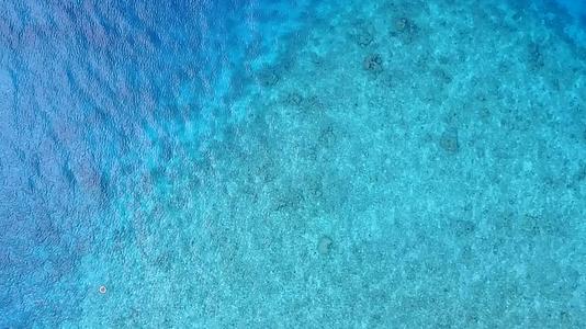 白色沙底蓝色绿色海洋异国情调的海湾海滩航程空中观景空间图案视频的预览图