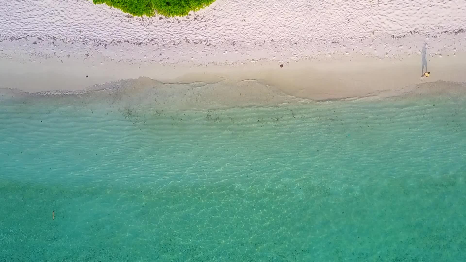 在干净的海滩和干净的海滩的背景下岸海滩旅行无人机空中视频的预览图