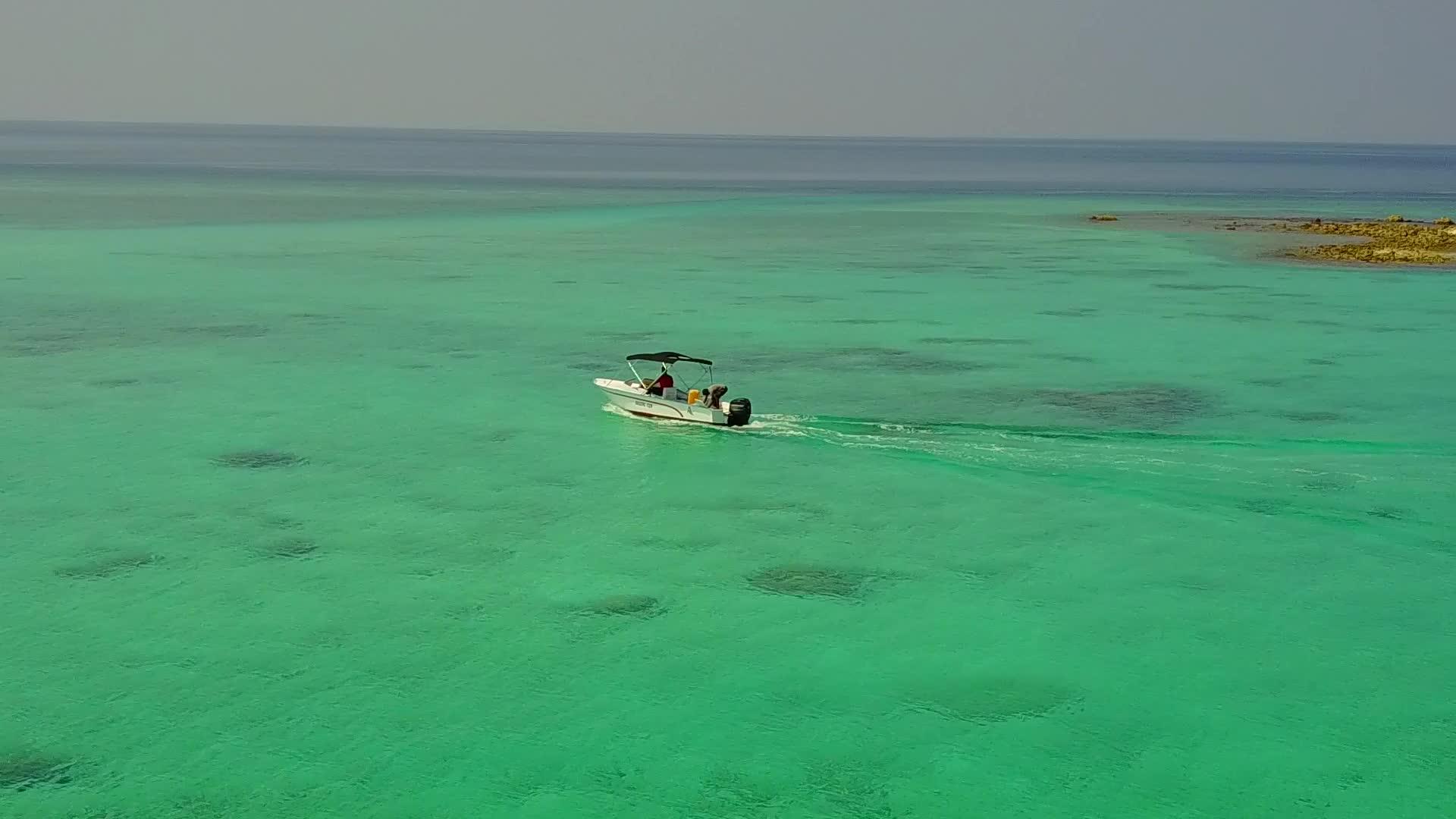 宁静的海岸线海滨野生生物由白沙背景的绿松石环礁湖组成视频的预览图