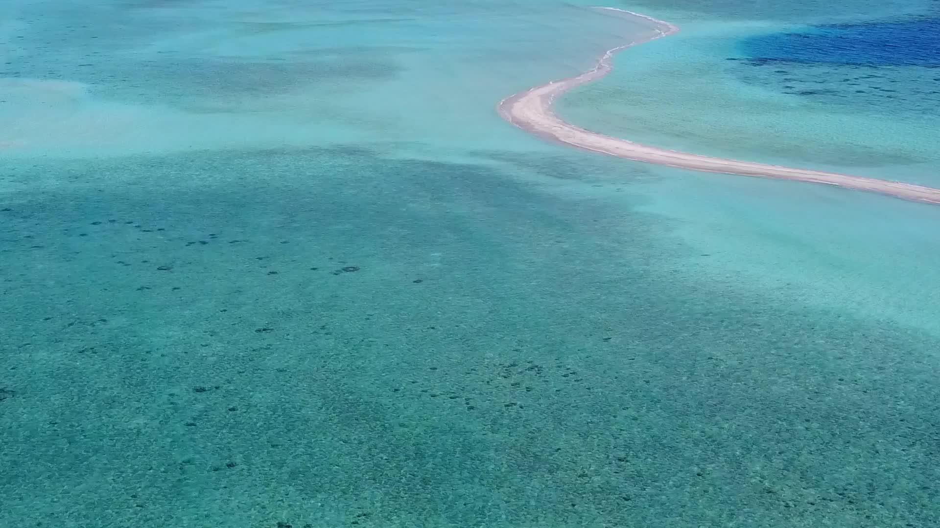 美丽的岛屿海滩无人机景观被了美丽的岛屿海滩无人机景观视频的预览图