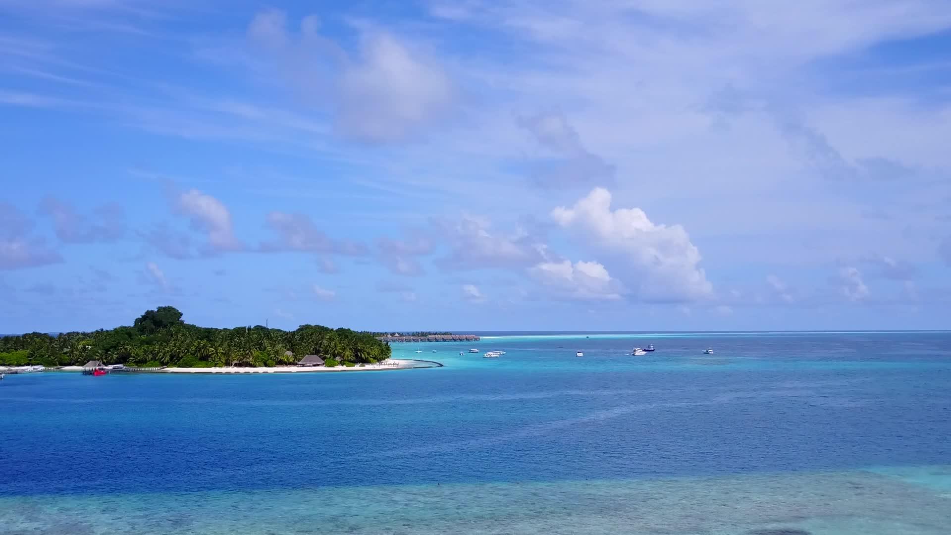 在环礁湖和白色沙滩的清晰背景下观察外国海滩旅行视频的预览图