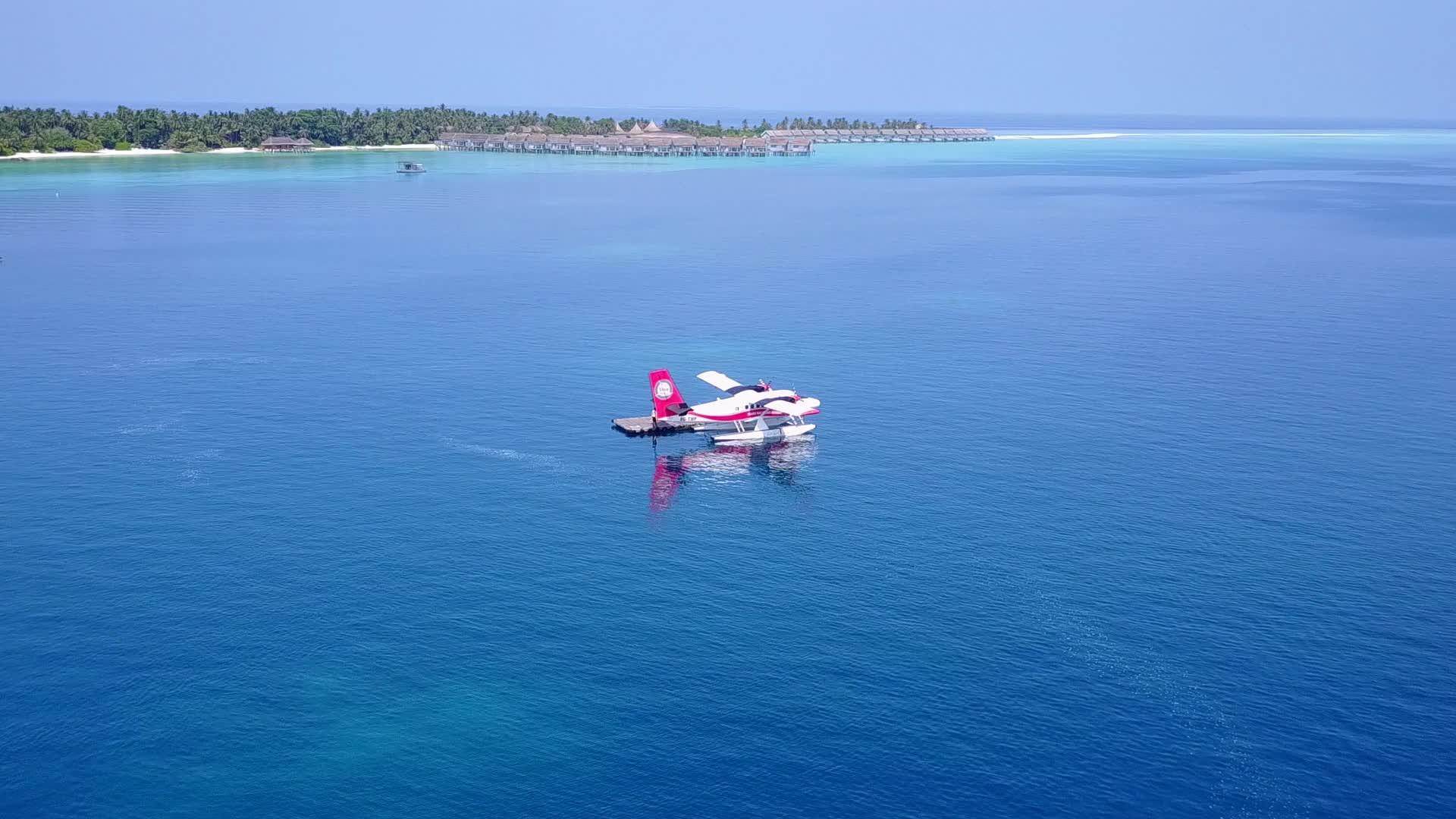 蓝色海洋和白色沙底蓝色背景的海滨旅游度假天空观光视频的预览图