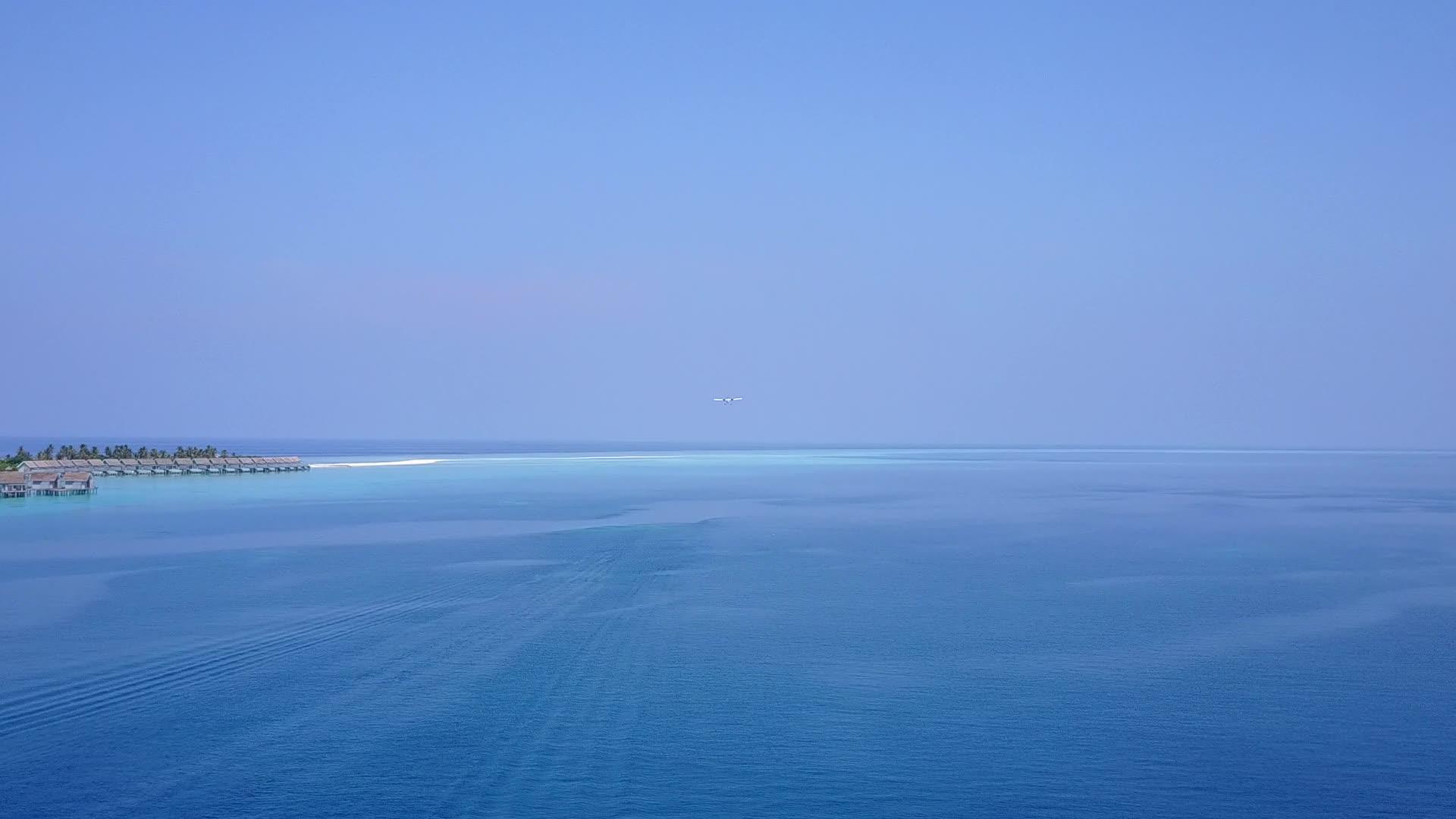 豪华的海滨海滩探索透明的海洋和白色的沙底背景视频的预览图