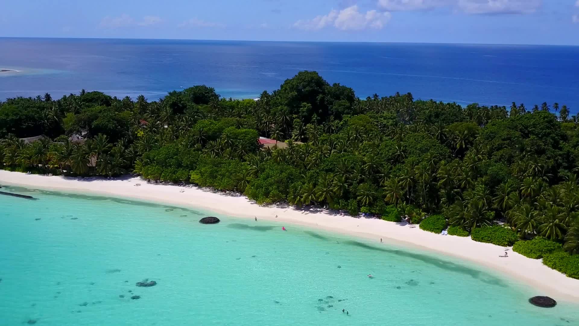 白沙背景蓝绿色泻湖豪华滩生活方式空中无人机无人机视频的预览图