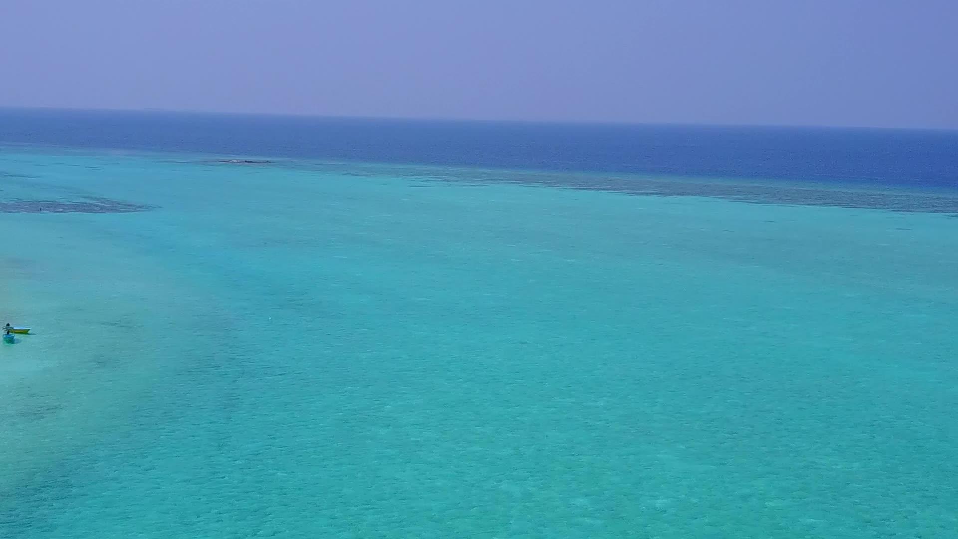 完美的岛屿海滩冒险蓝色海平面和浅沙背景视频的预览图