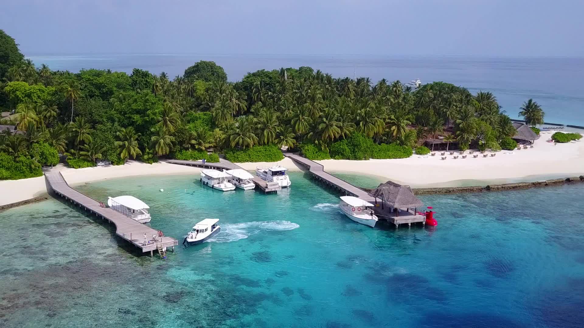 天堂湾海滩沿海航行由白沙背景的松石环礁湖巡航视频的预览图