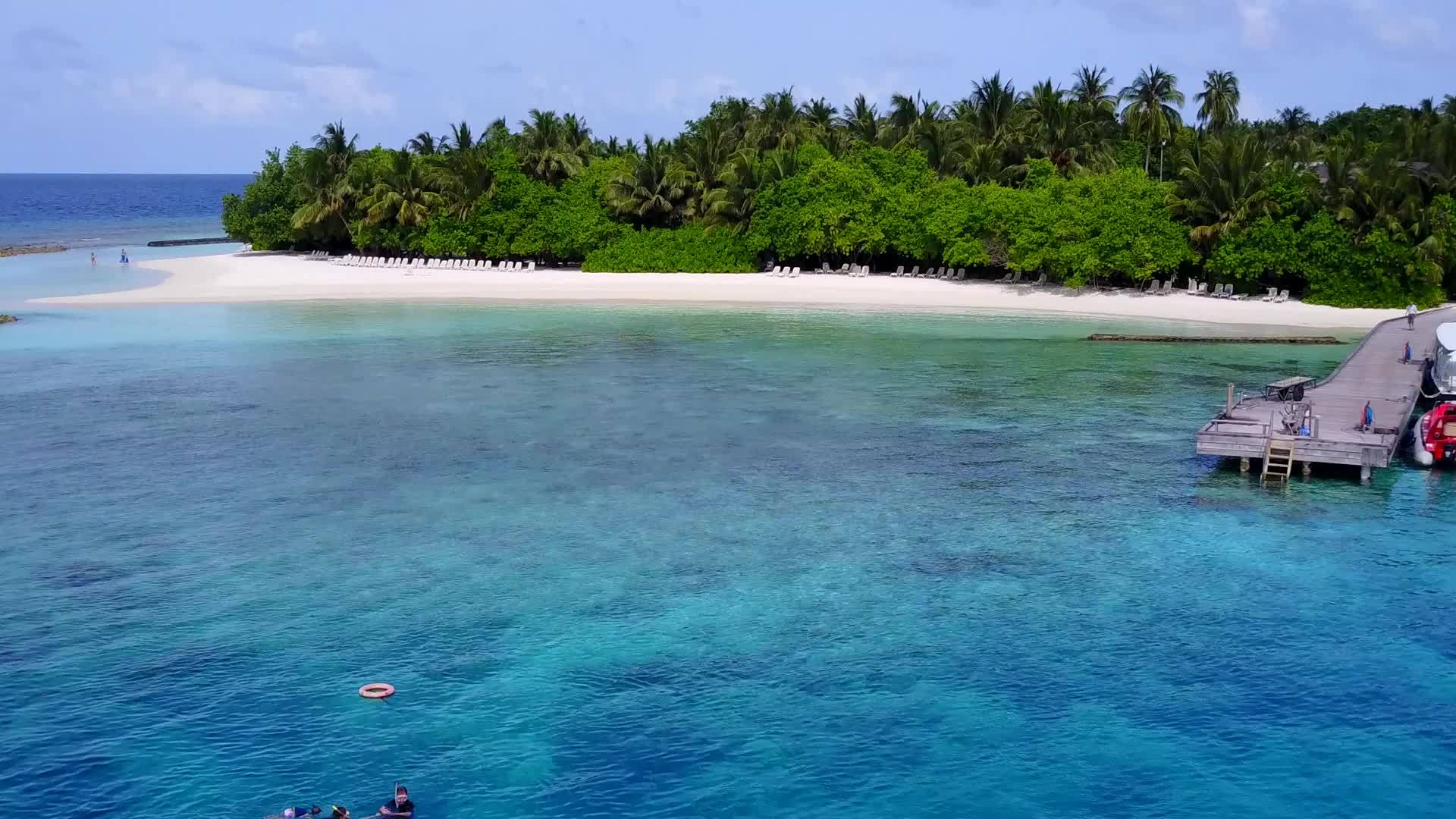 乘坐无人驾驶飞机在蓝澈的蓝色海滩上穿越豪华旅游海滩视频的预览图