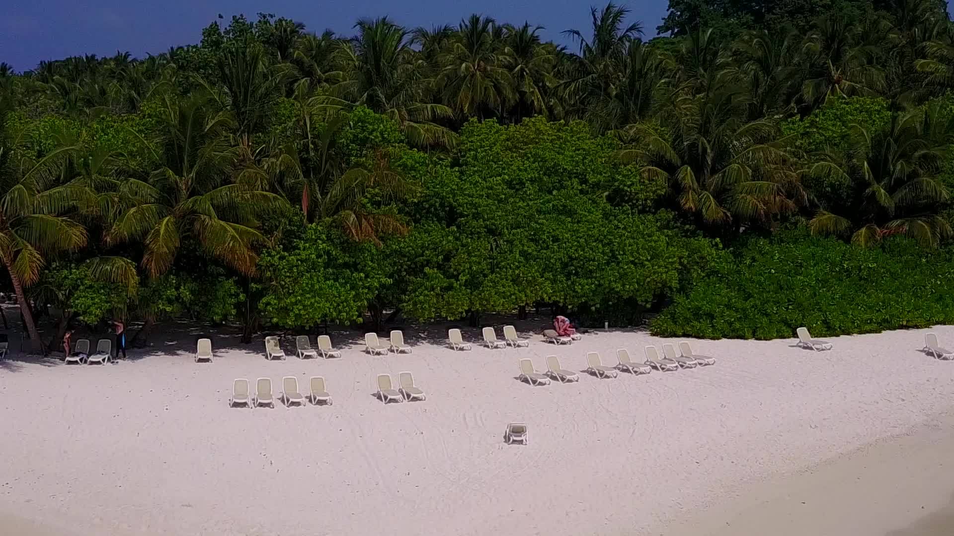 白沙底的绿水与平湾海滩时间的空中无人驾驶飞机相连视频的预览图