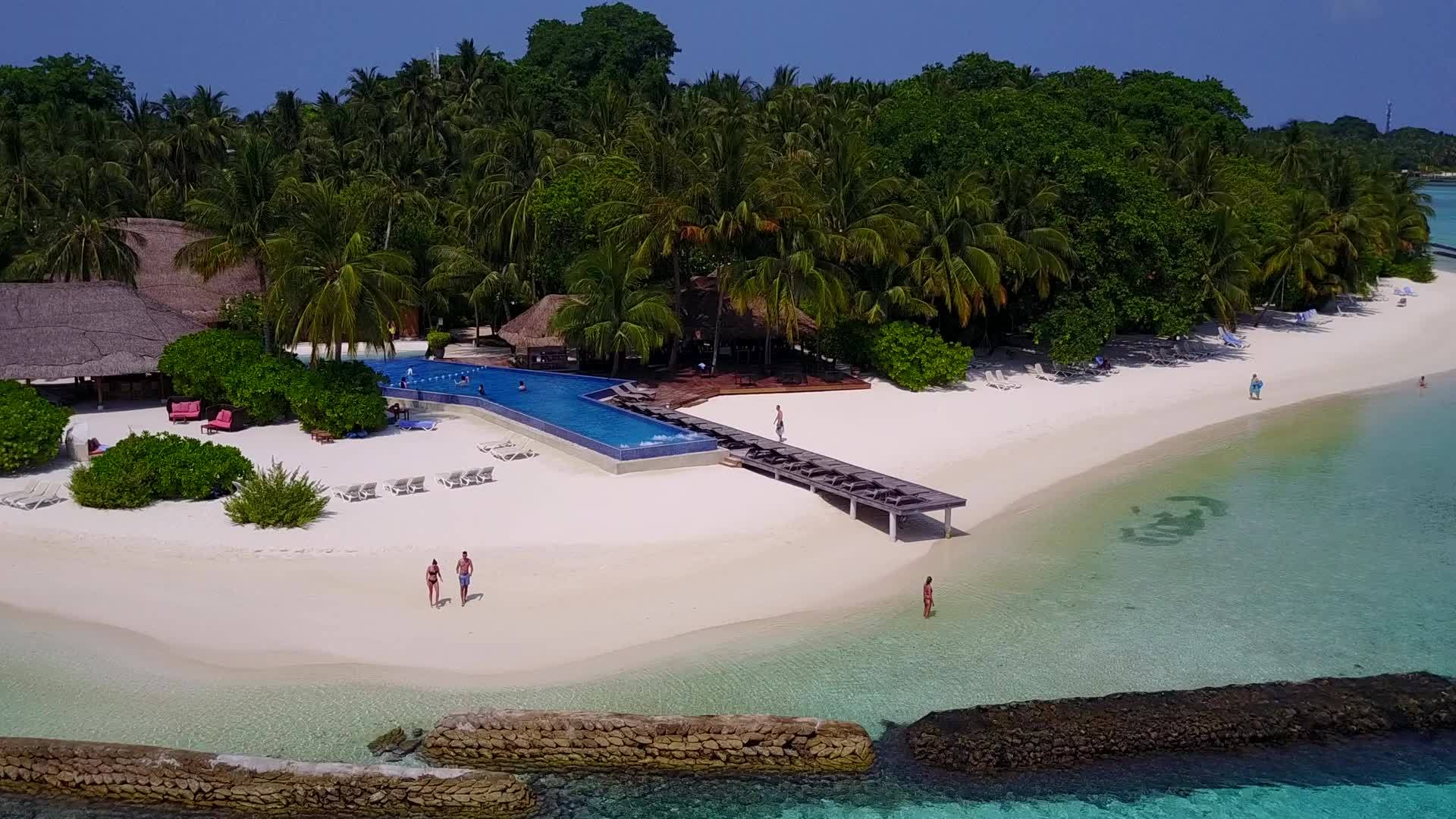 蓝海和浅沙背景的天堂环礁湖海滩之旅的性质视频的预览图