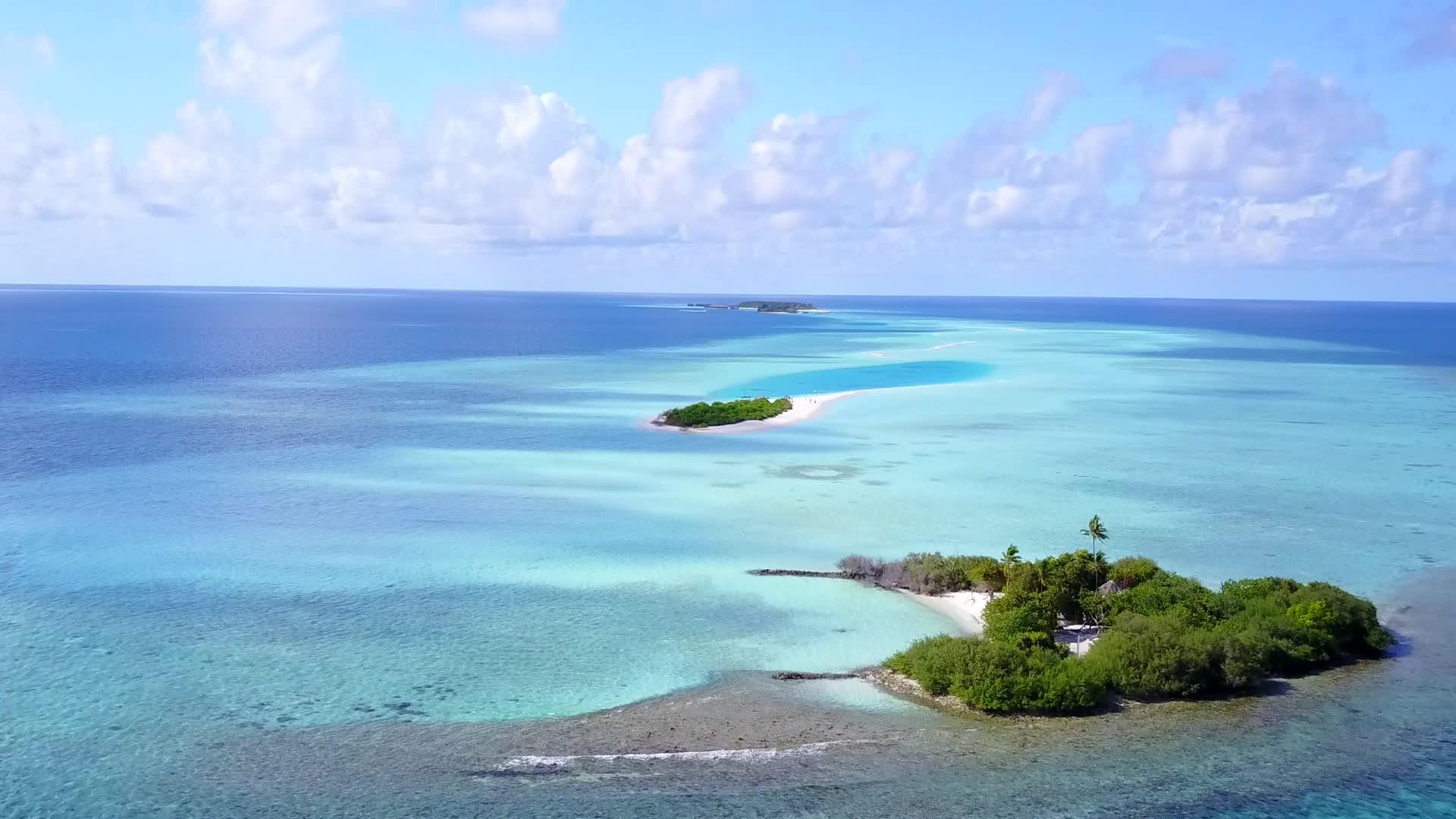环礁湖以透明的白色沙滩为背景休养海湾海滩休息视频的预览图