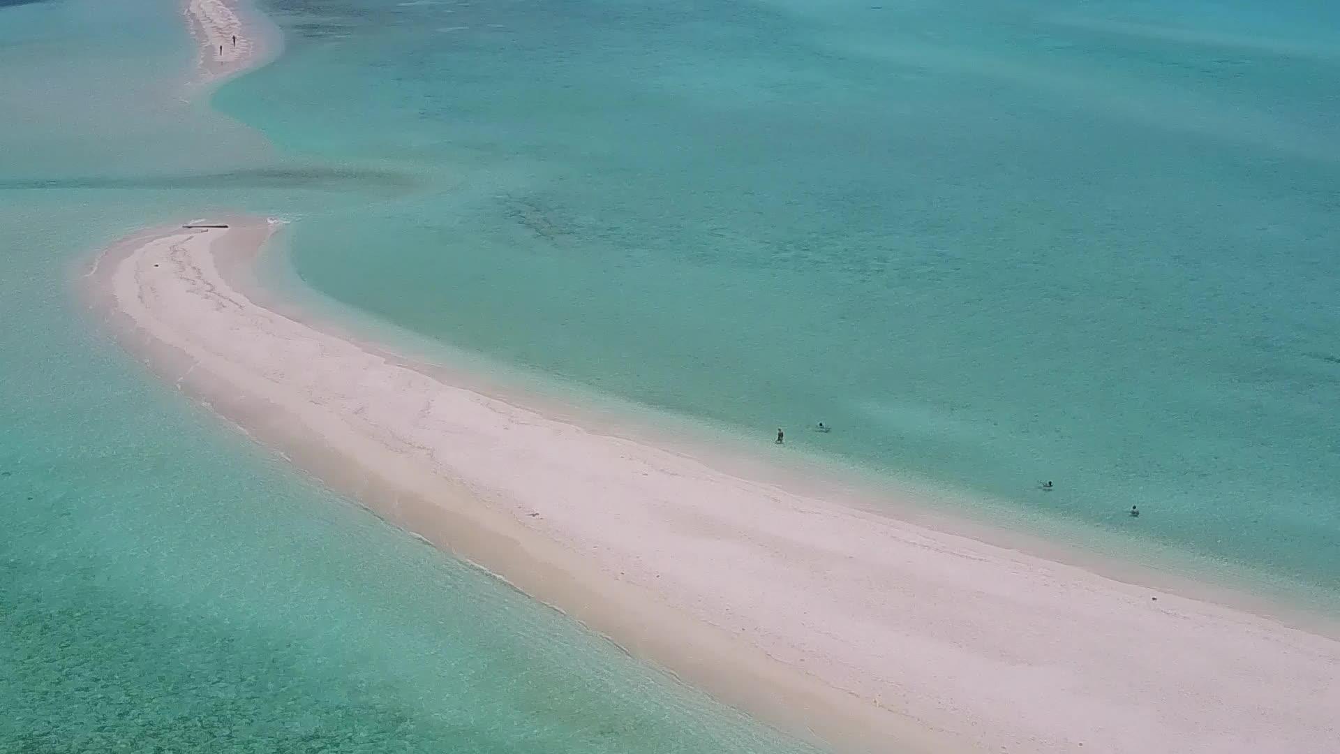 透明的海洋和清洁的沙滩背景的海滩旅游视频的预览图