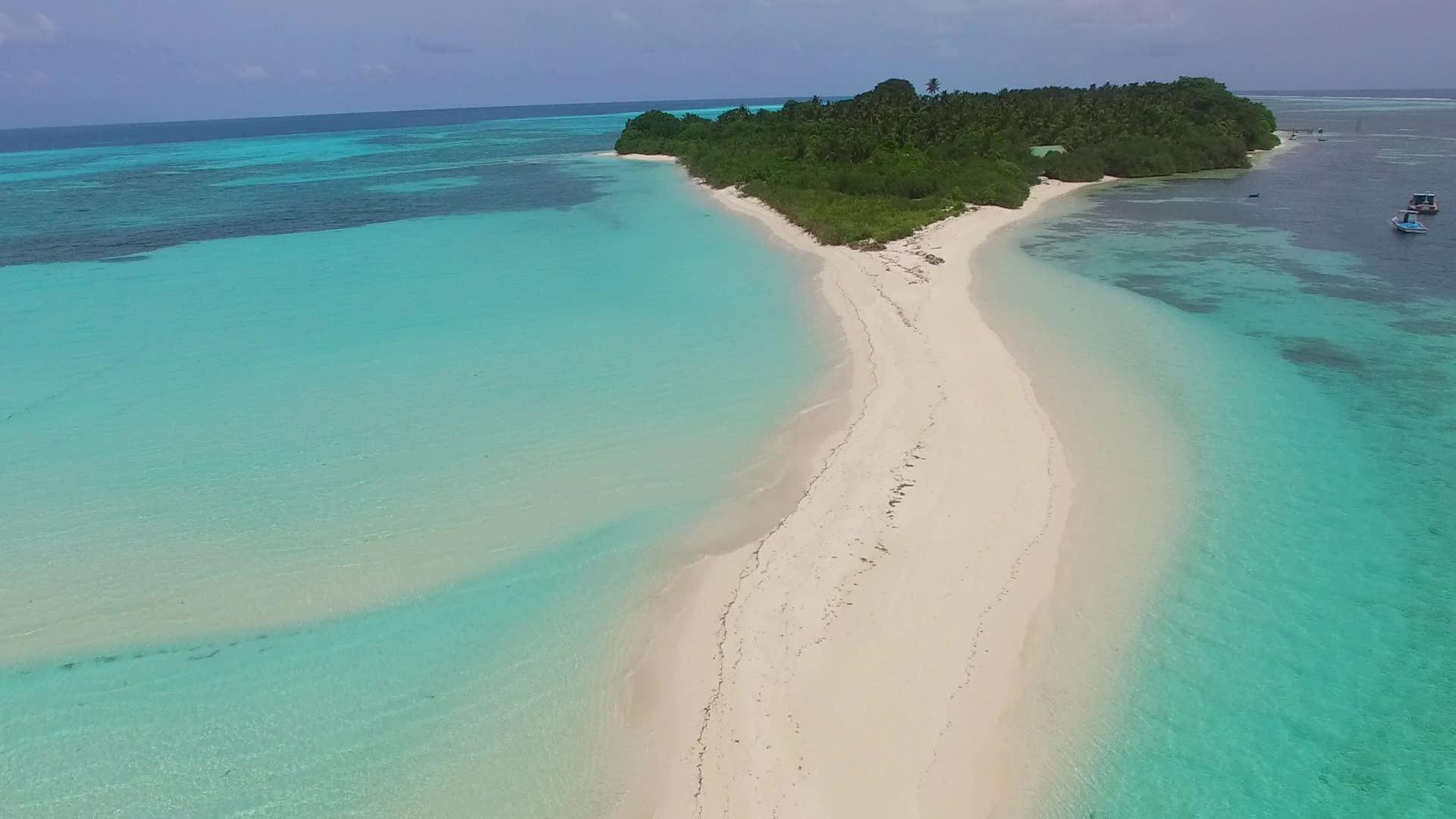 田园诗般的岛屿海滩之旅的空中无人机景观以白沙为背景视频的预览图