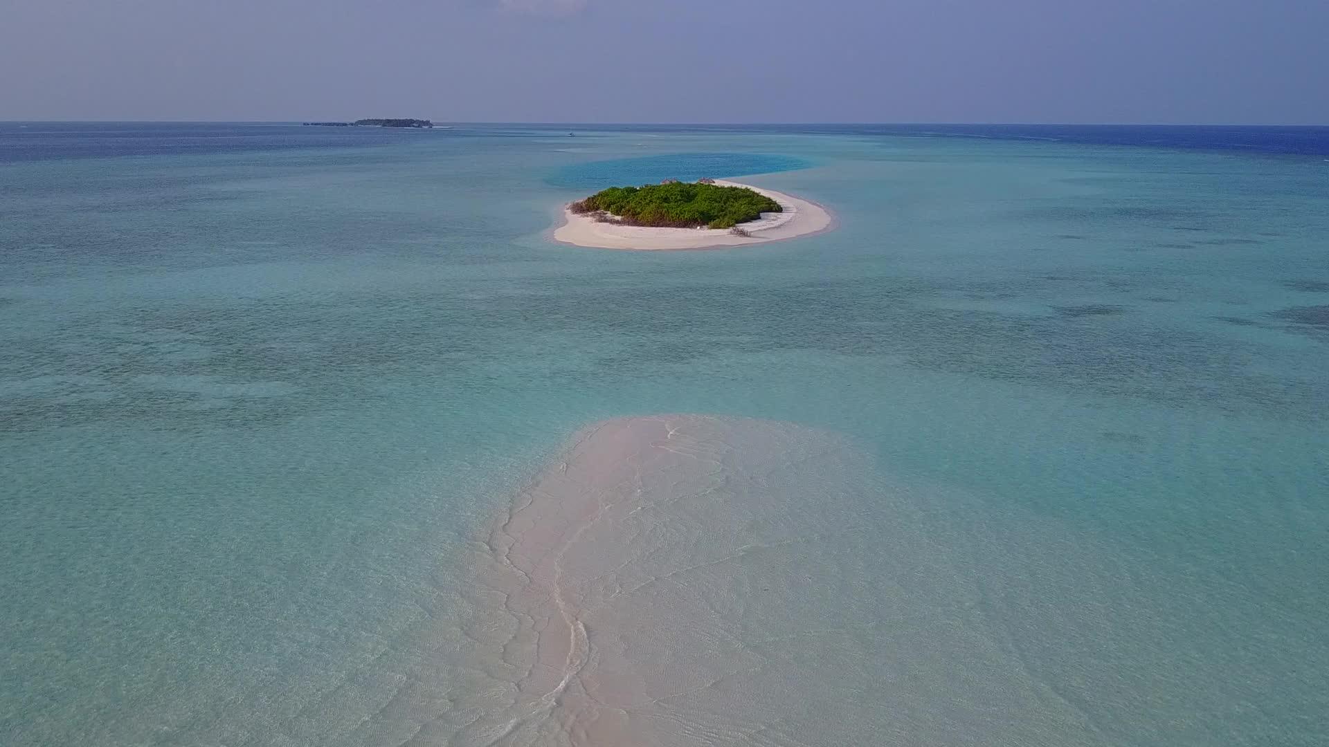 白沙背景透明海空无人机全景放松海景海滩时间视频的预览图