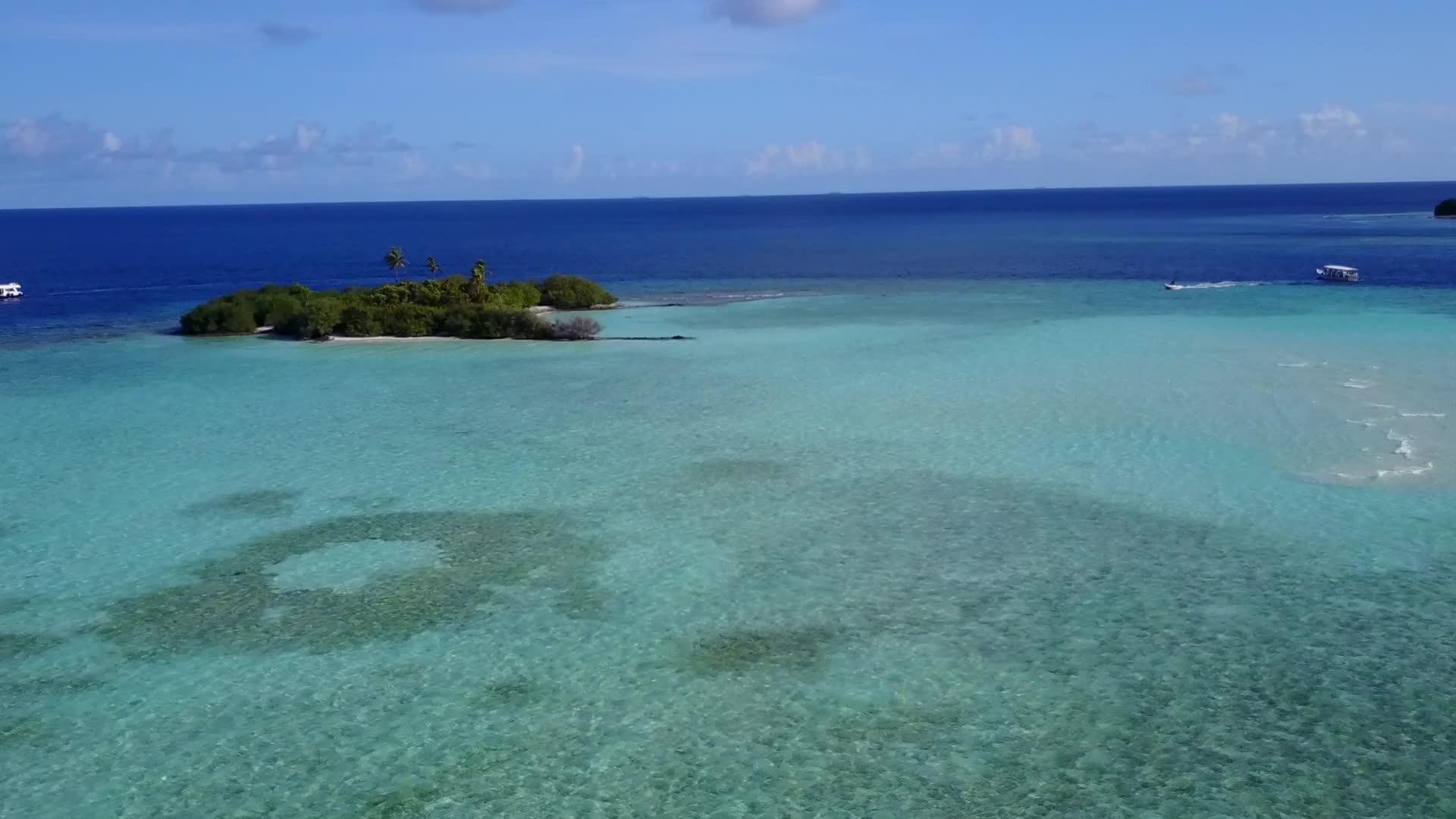 由白沙底水和蓝水组成的完美海滩之旅的空空抽象视频的预览图