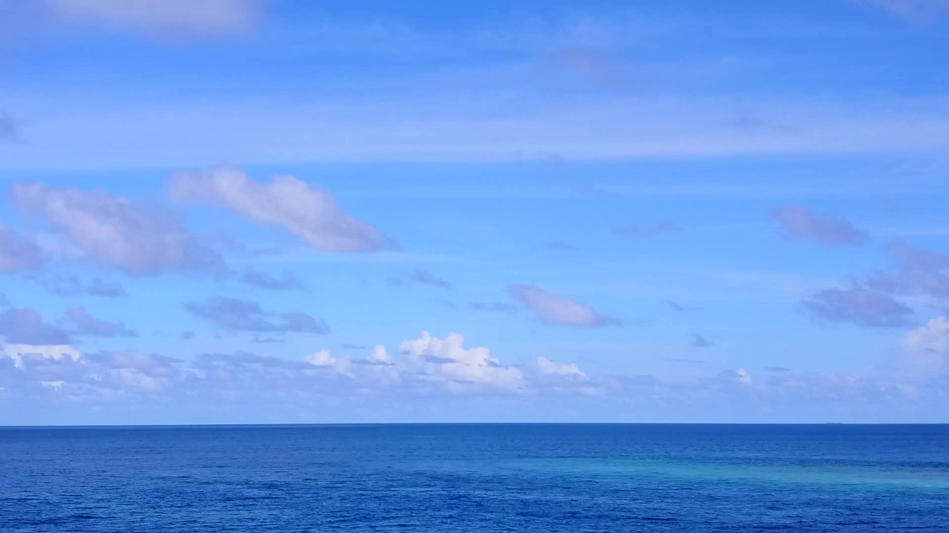 美丽的环礁湖海滩生活方式采用白色沙滩背景和浅海在空中视频的预览图
