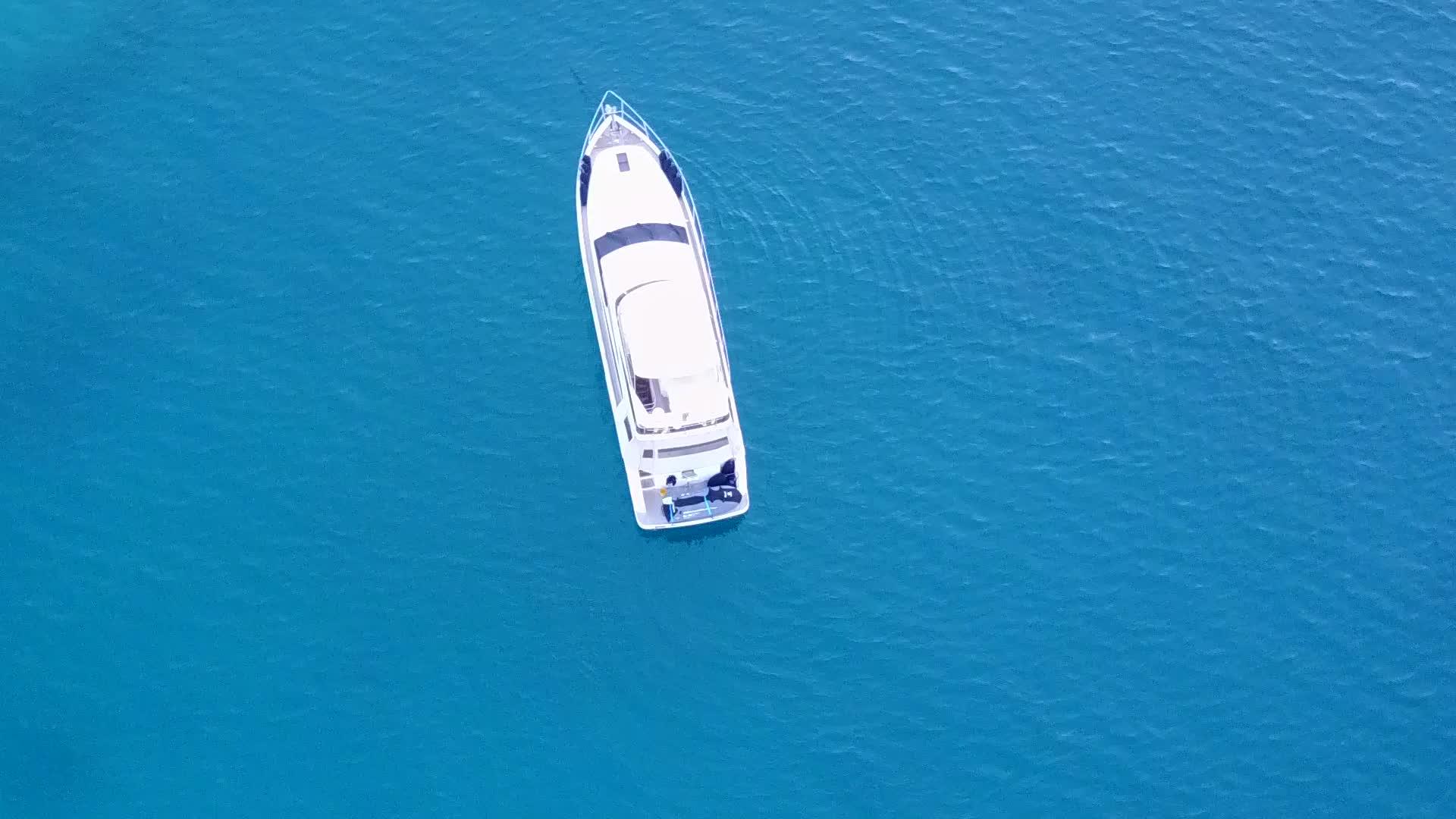 有清晰的环礁湖和无人驾驶飞行海滩度假旅行视频的预览图