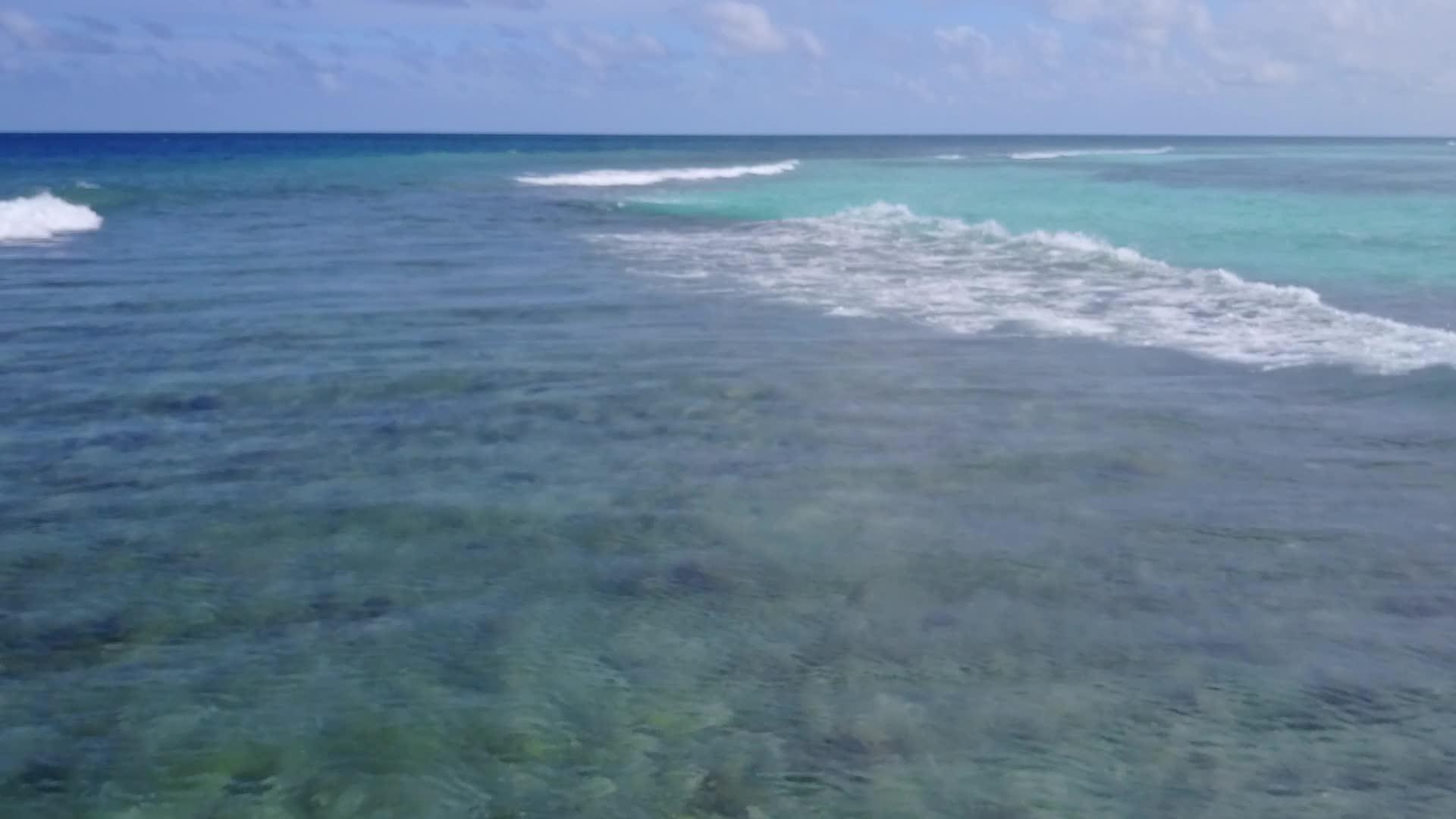 蓝色环礁湖和白色海滩背景的长堤海滩假日空中无人驾驶视频的预览图