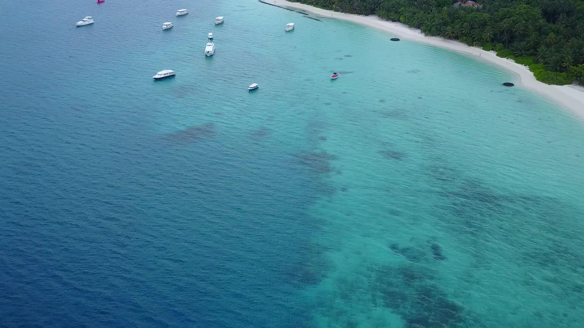 蓝环礁和白沙环礁的背景是完美的旅游海滩时间视频的预览图