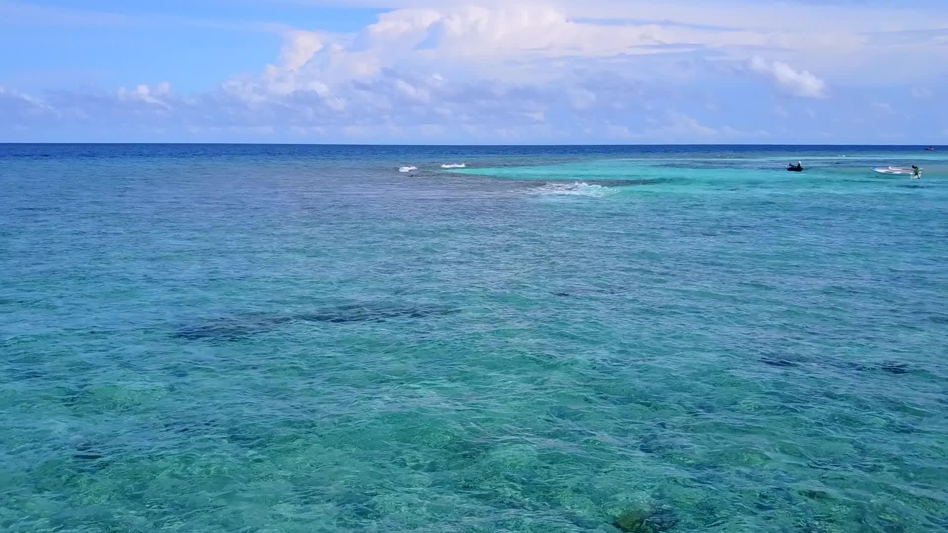 岛屿海滩度假无人机全景在透明海和白沙的背景下视频的预览图