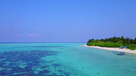 伊德丽环礁湖海滩度假旅游透明海面和白色沙滩背景视频的预览图