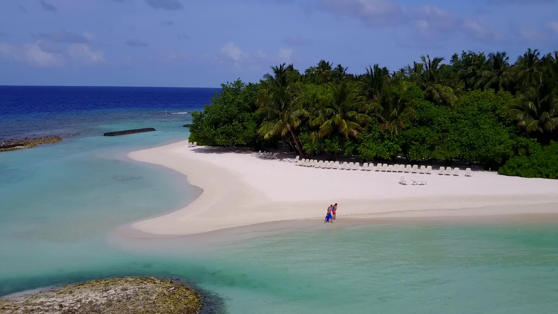 豪华度假胜地海滩以白沙为背景蓝色海平面断岸视频的预览图