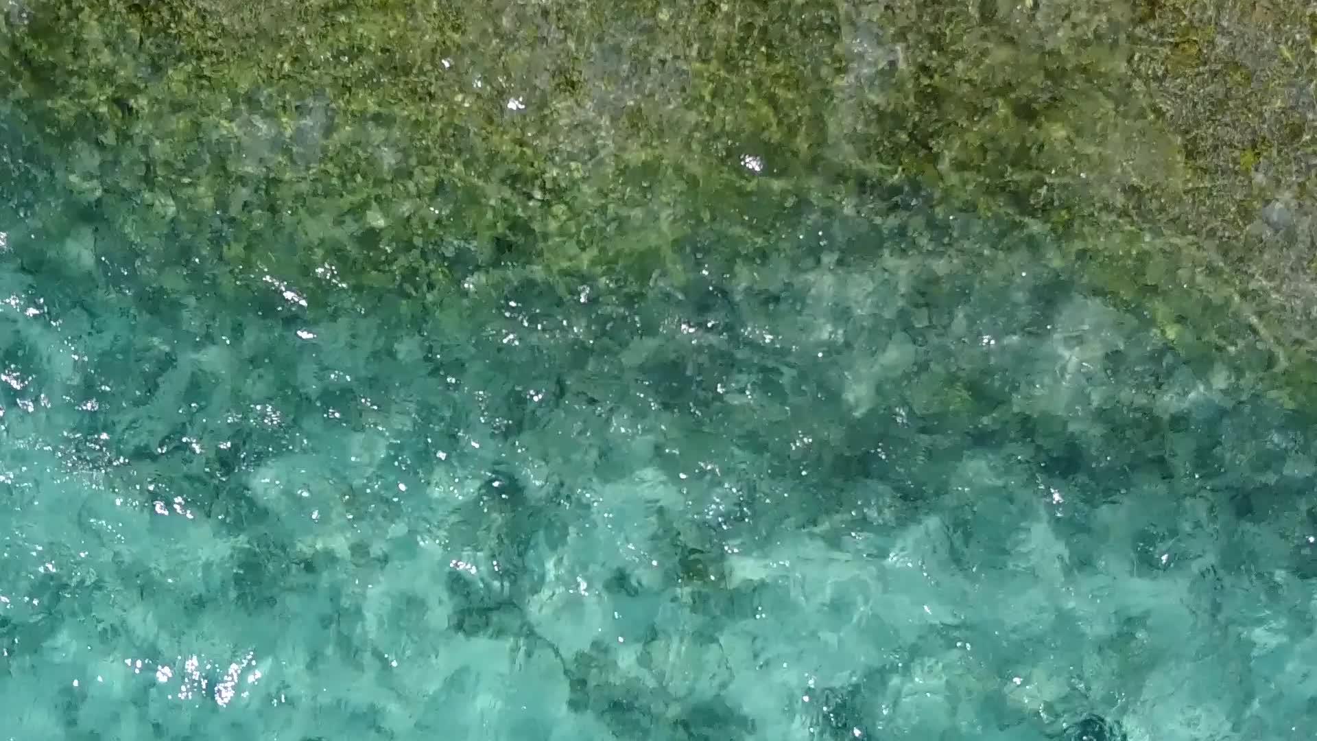 蓝色海洋和白色沙沙背景观看热带度假胜地海滩探险旅游视频的预览图