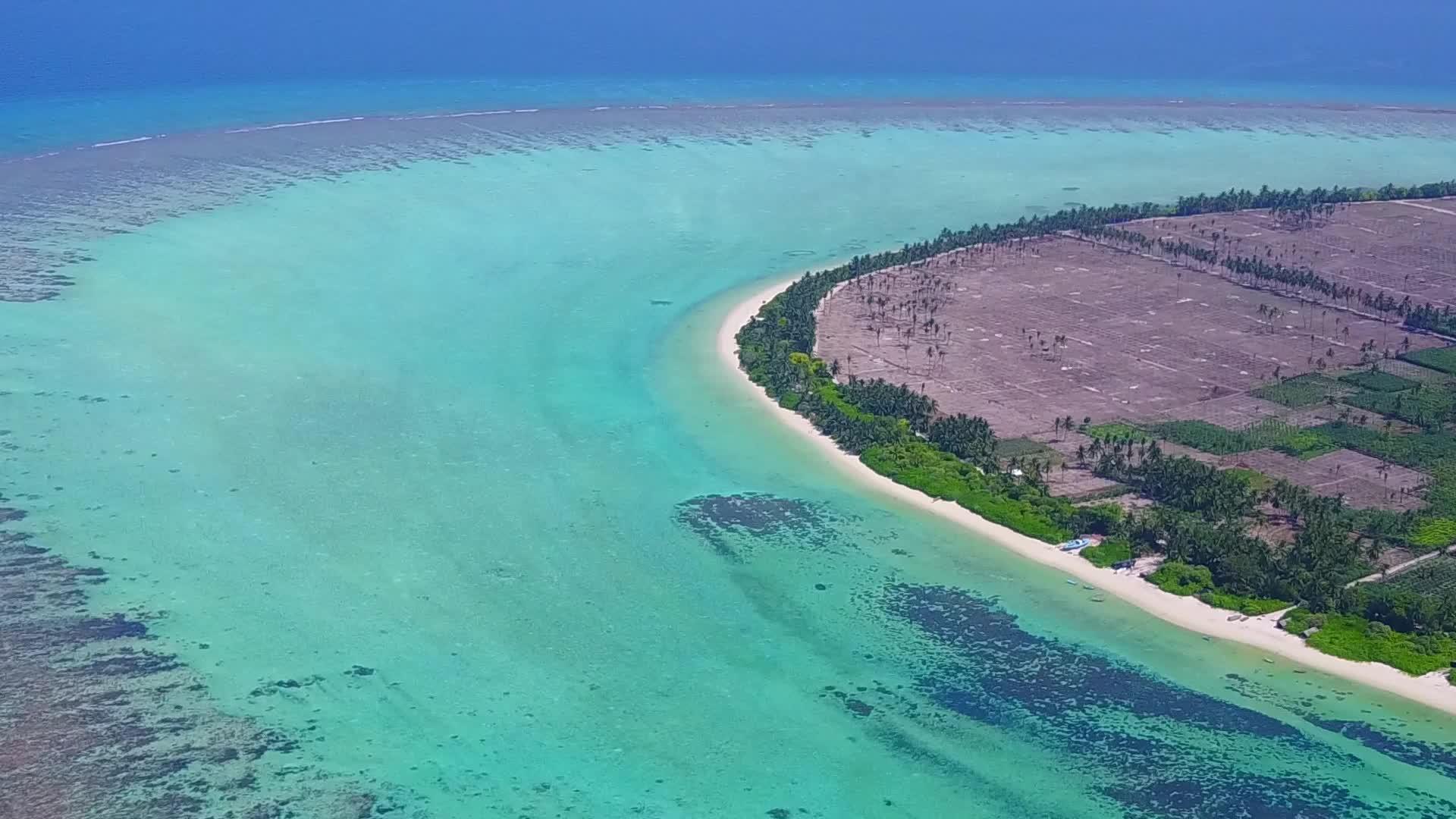 蓝色环礁湖和白色沙尘背景的热带岛屿海滩无人驾驶视频的预览图