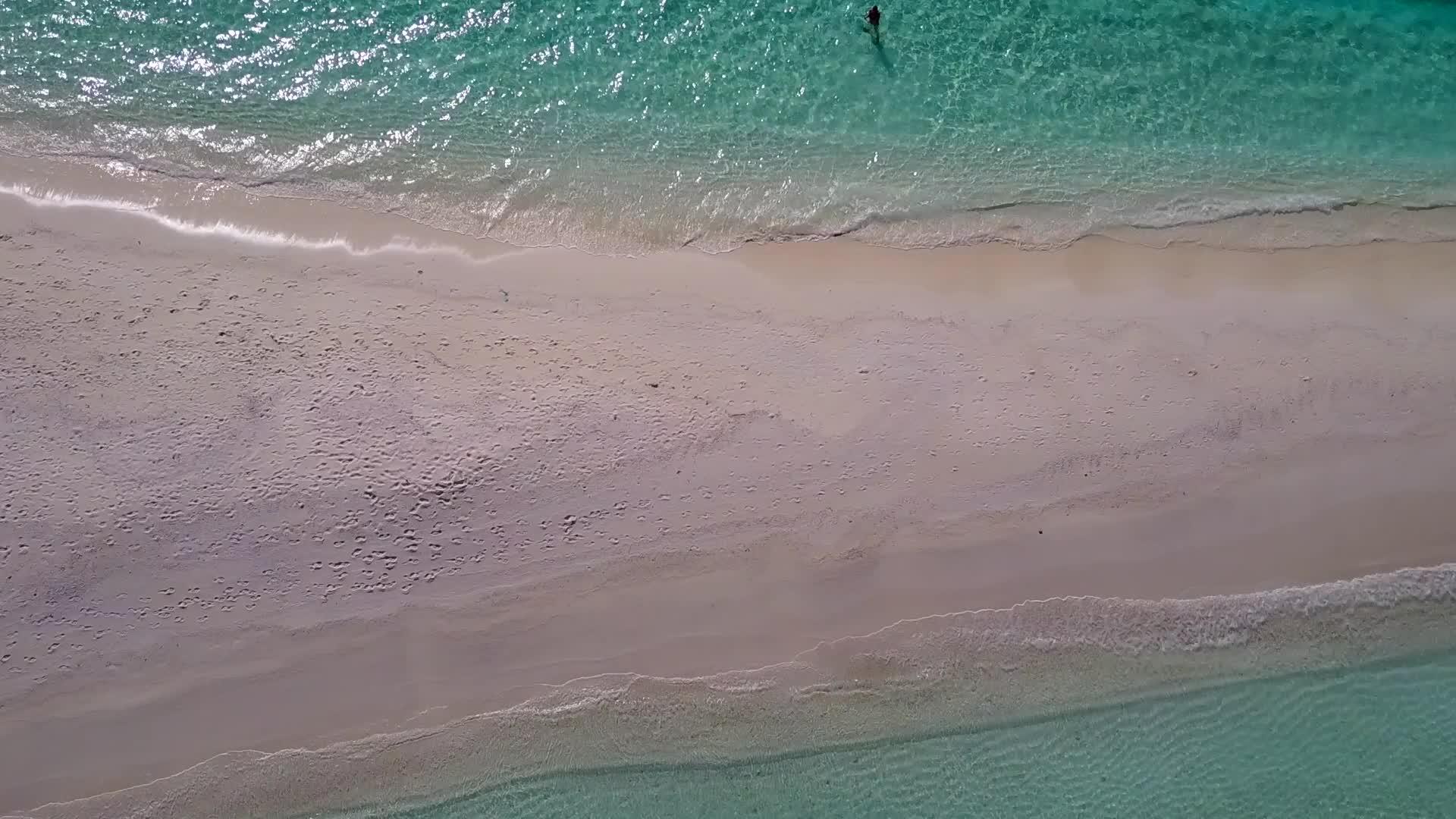观赏以白沙为背景的绿松石环礁湖滨海滩景观旅游视频的预览图