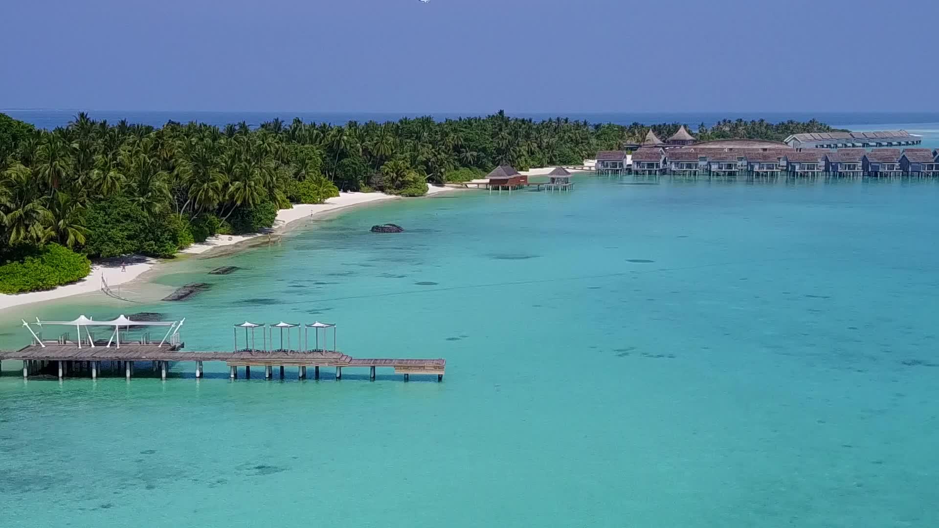 蓝色海洋和白色沙尘背景的豪华岛屿海滩假日无人驾驶视频的预览图